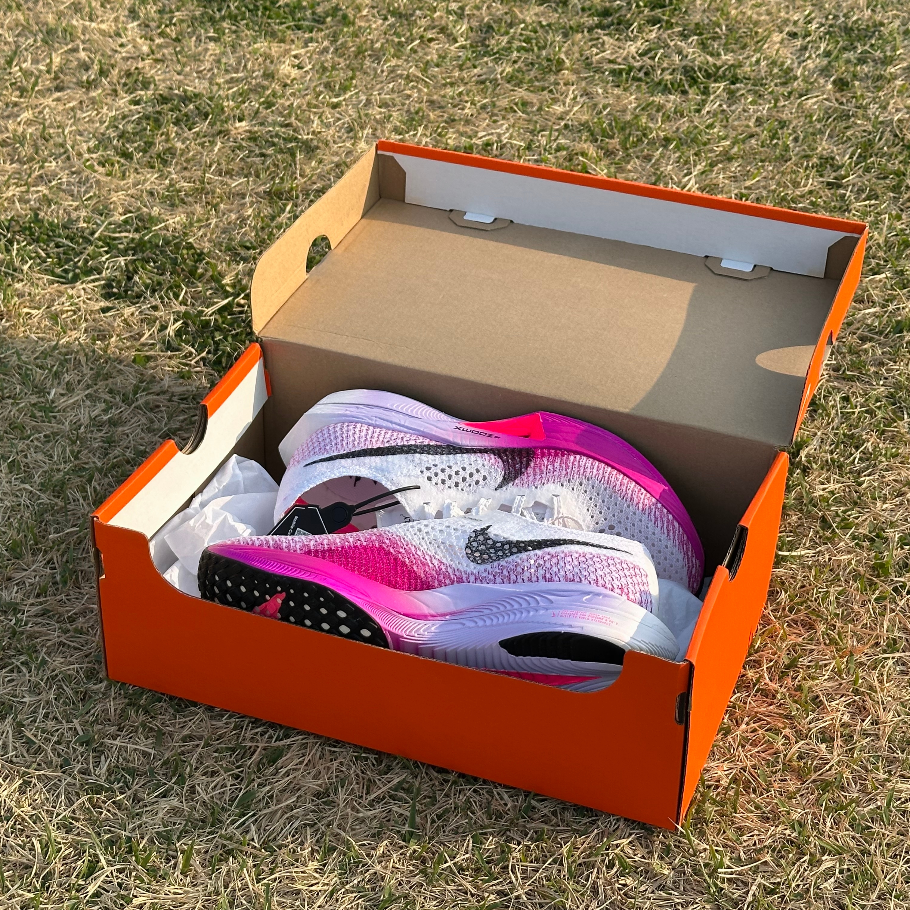 (W) Nike ZoomX Vaporfly Next% 3 White Vivid Purple 착용 스타일 - 3