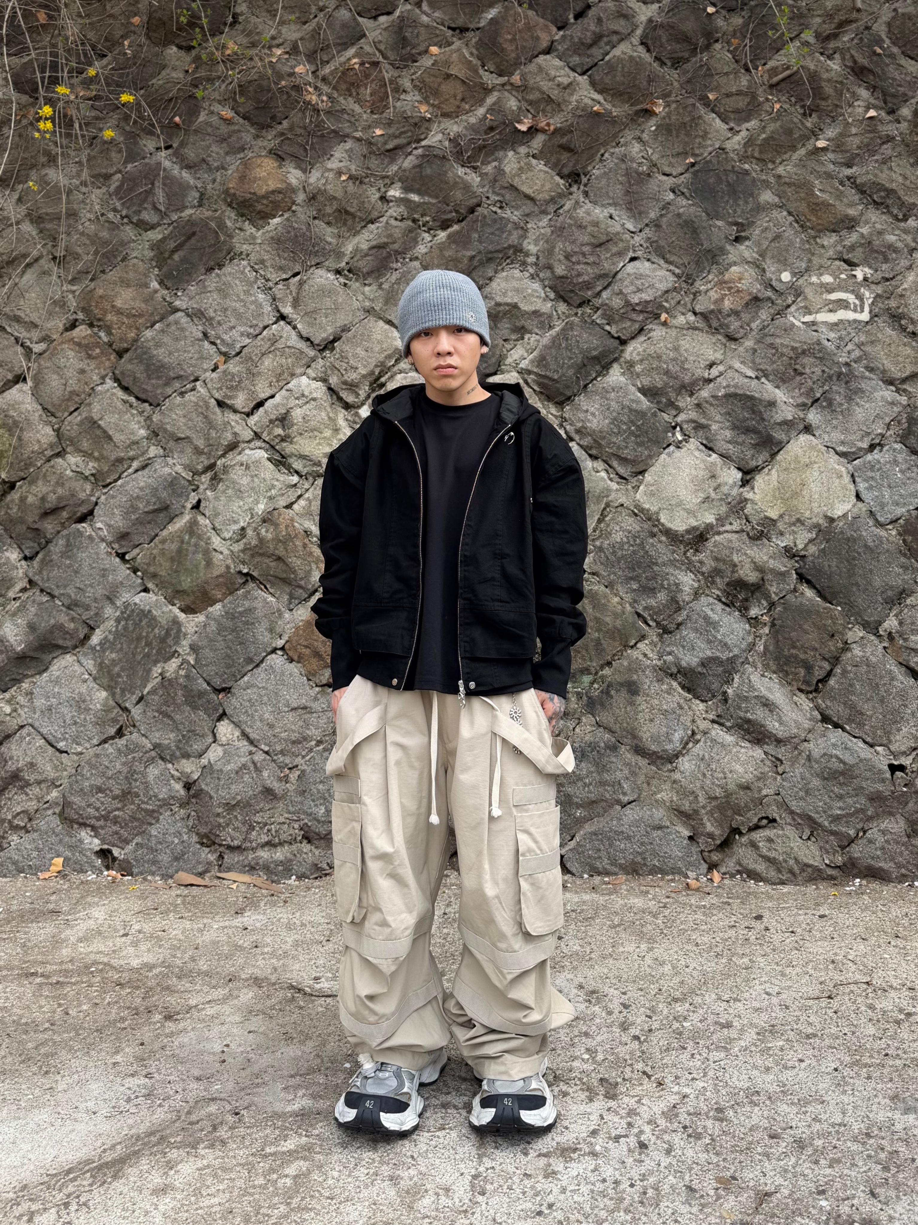 Balenciaga Cargo Sneakers White Grey, Wapworks Wide Safety Cargo Pants Beige 착용 스타일 - 4