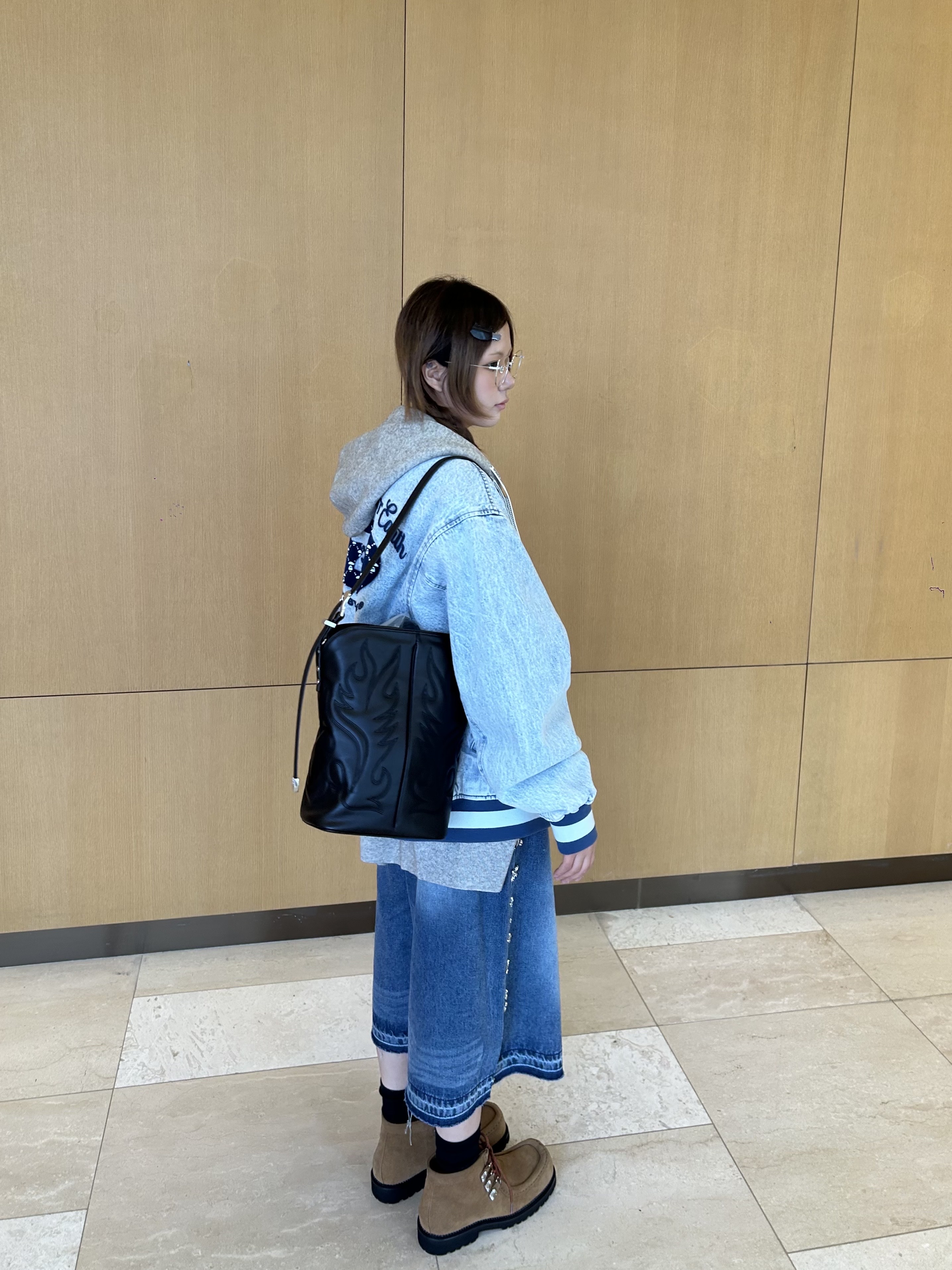 Toga Too Western Shoulder Bag Black - 26SS, Toga Virilis AJ1356 Suede Brown - 25FW 착용 스타일 - 2