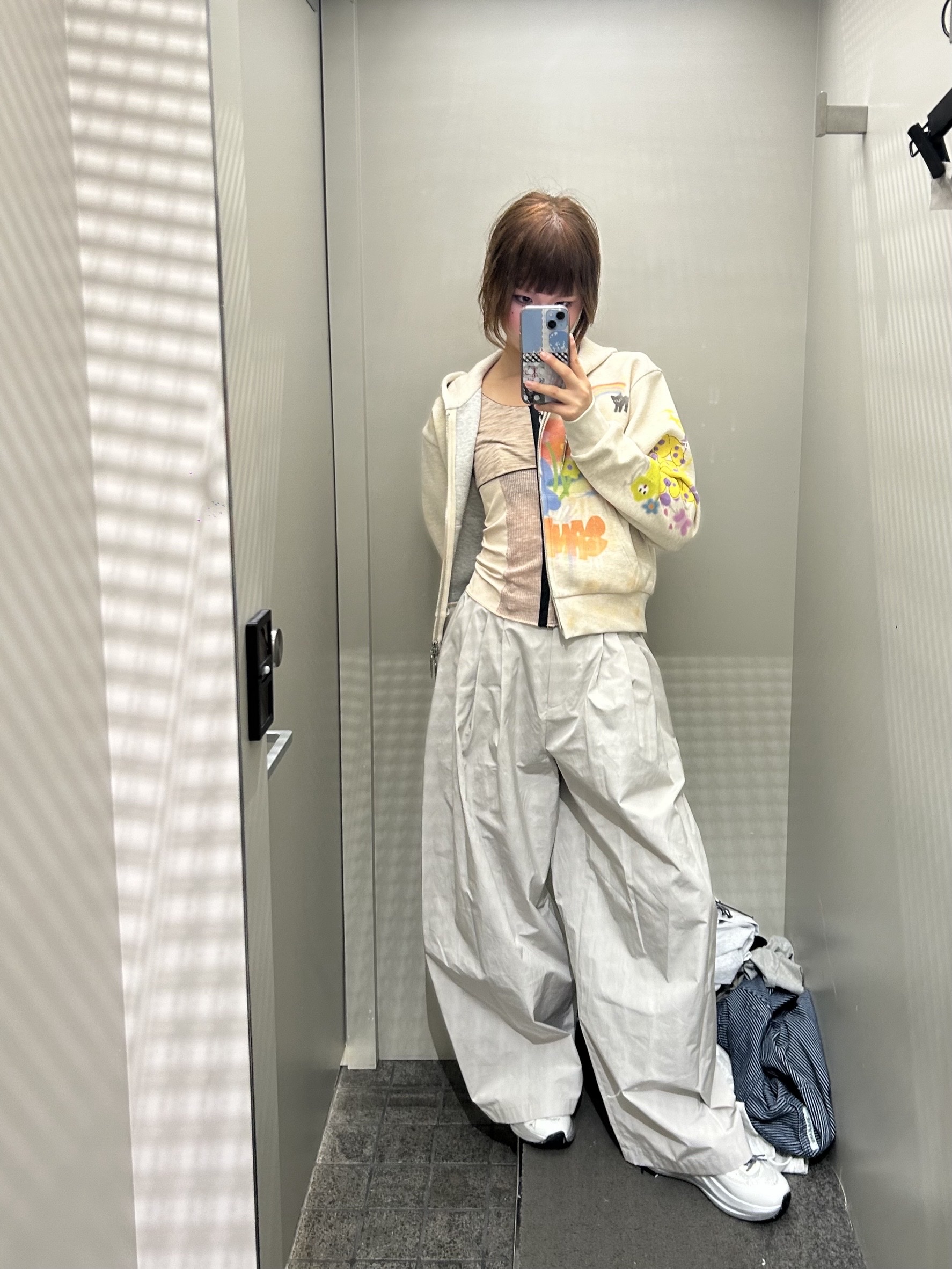 Amomento Women Three Tuck Banding Pants Grey - 26SS 착용 스타일 - 1