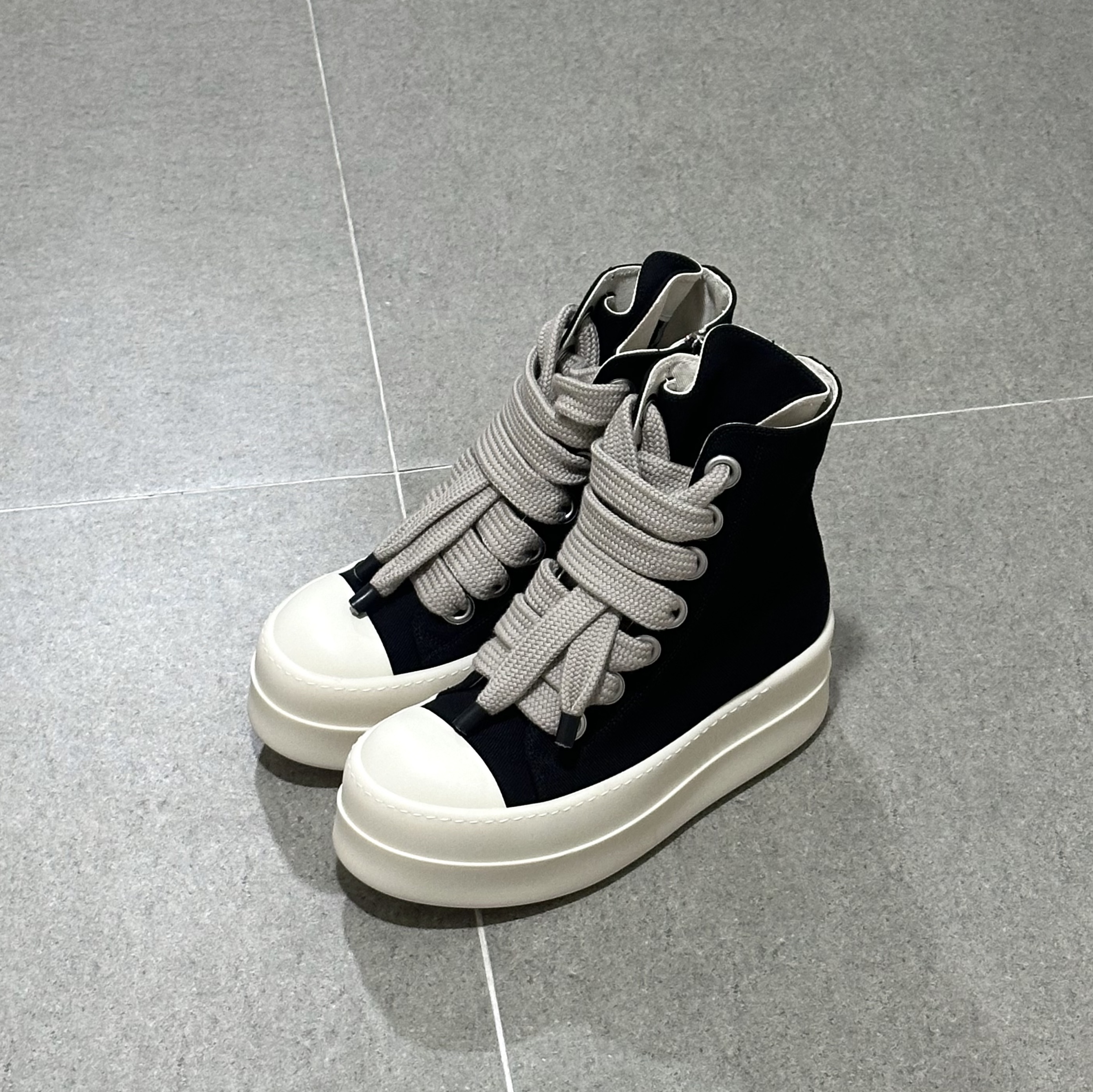 Rick Owens Mega Bumper Jumbolace Sneakers Black Milk, Rick Owens Mega Bumper Sneakers Black Milk 착용 스타일 - 1