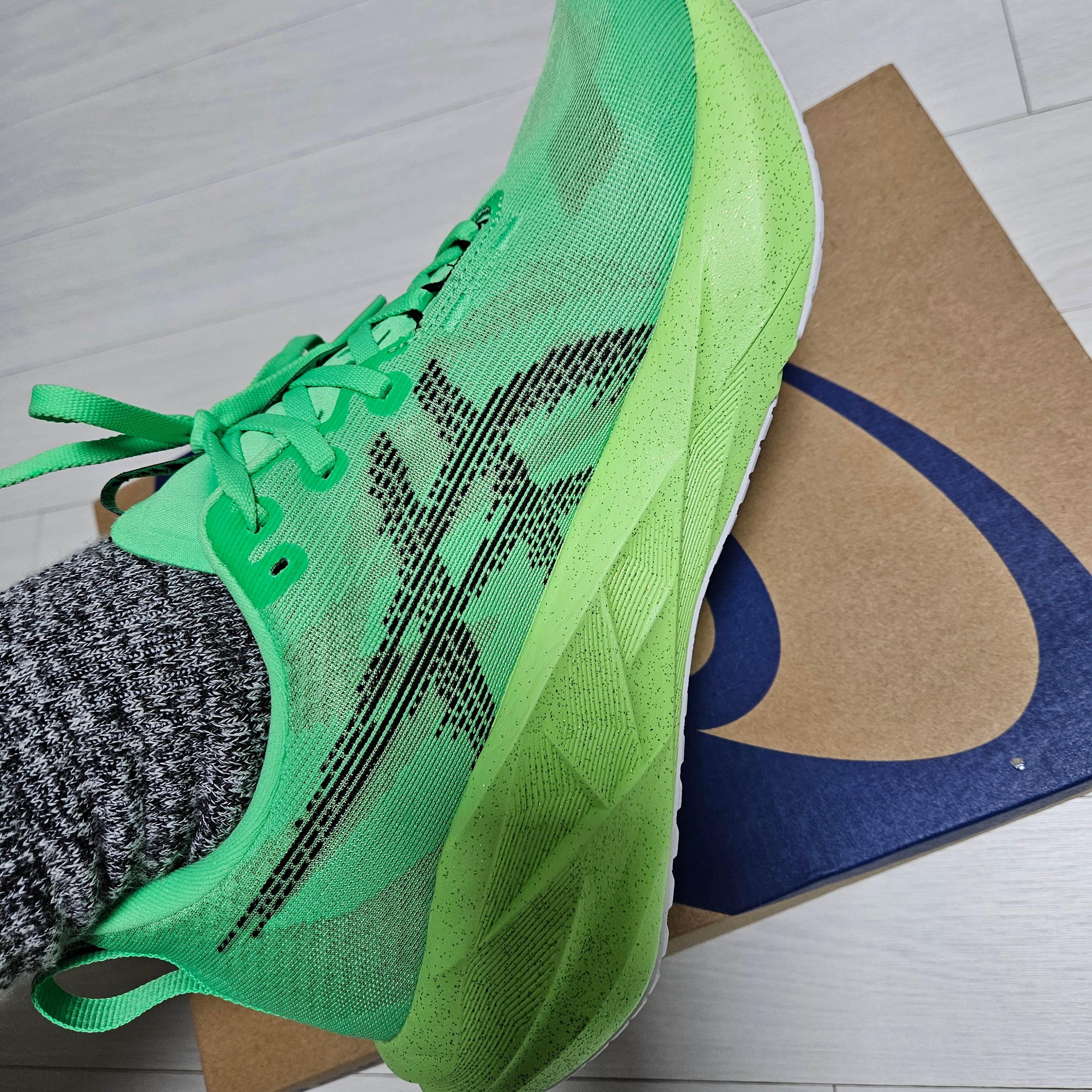 Asics Novablast 5 Ekiden Vital Green Black 착용 스타일 - 2