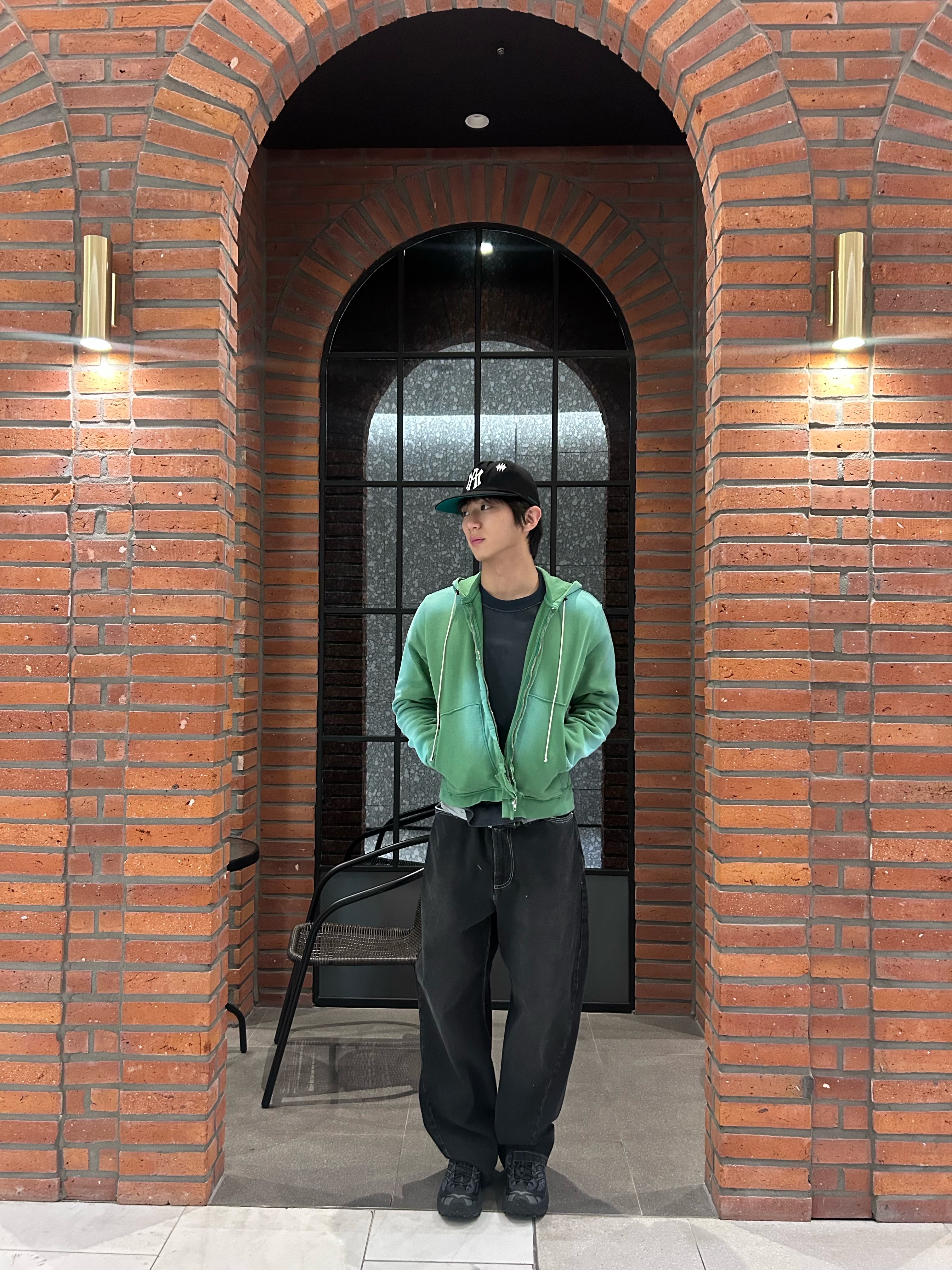 Camiel Fortgens Fitted Zip Hoodie Heavy Sweat Green Sun Faded - 25SS, Hoka Mafate Speed 2 Black Castlerock 착용 스타일 - 1
