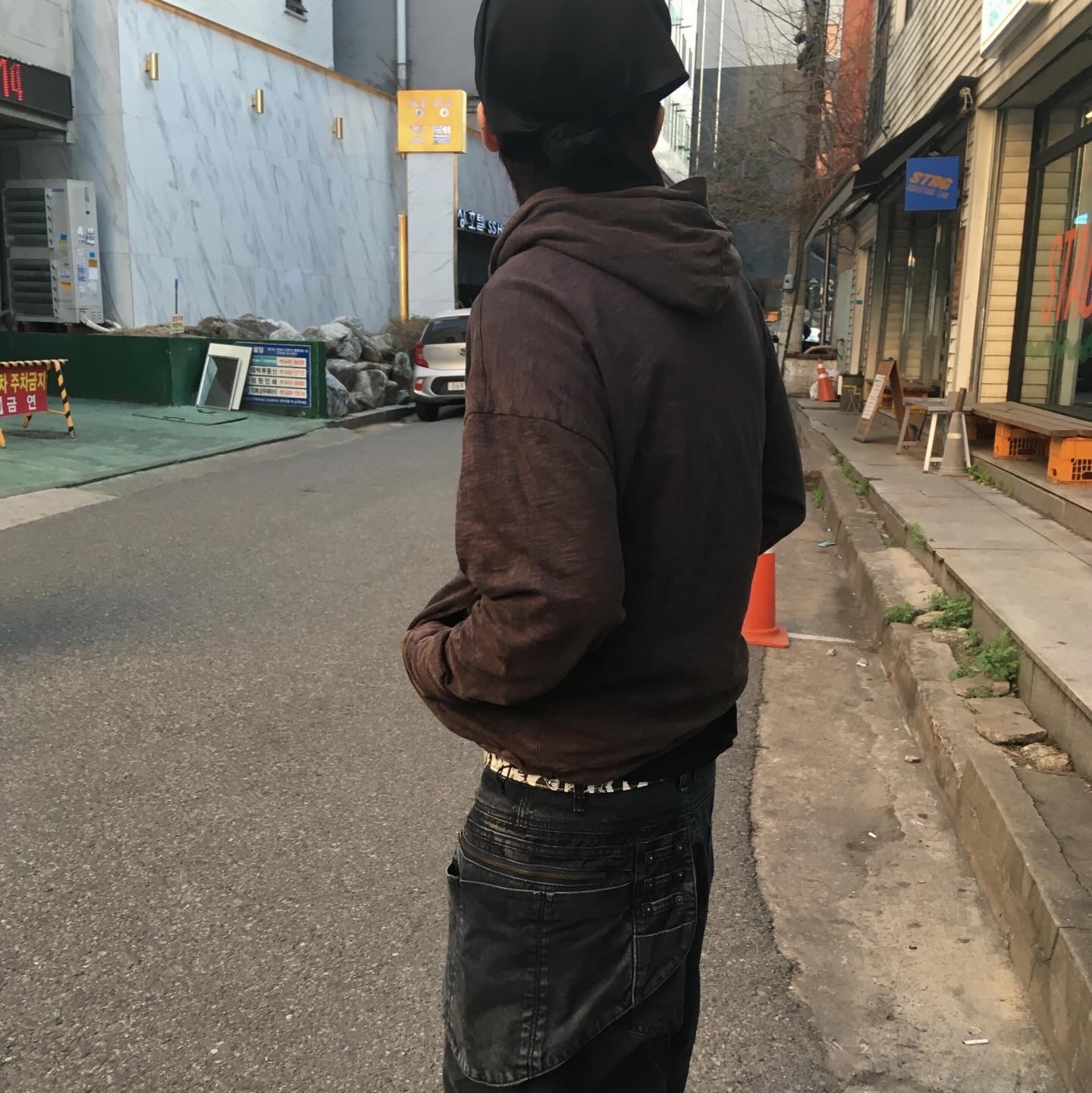 (W) Nike Shox R4 Black, Maison Kitsune Fox Head Patch Classic T-Shirt Black 착용 스타일 - 3