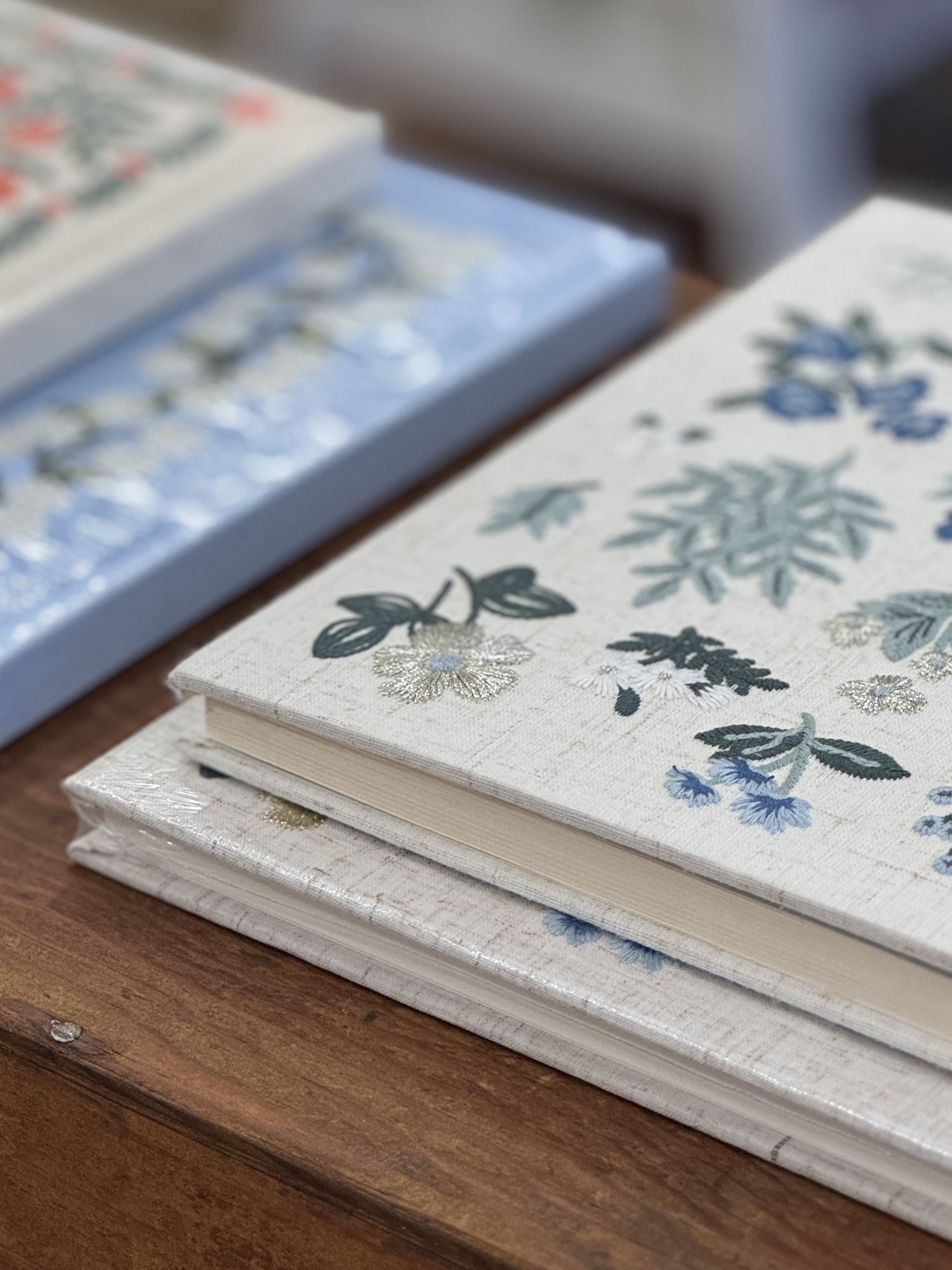 RIFLE PAPER CO. Wildwood Embroidered Guest Book 착용 스타일