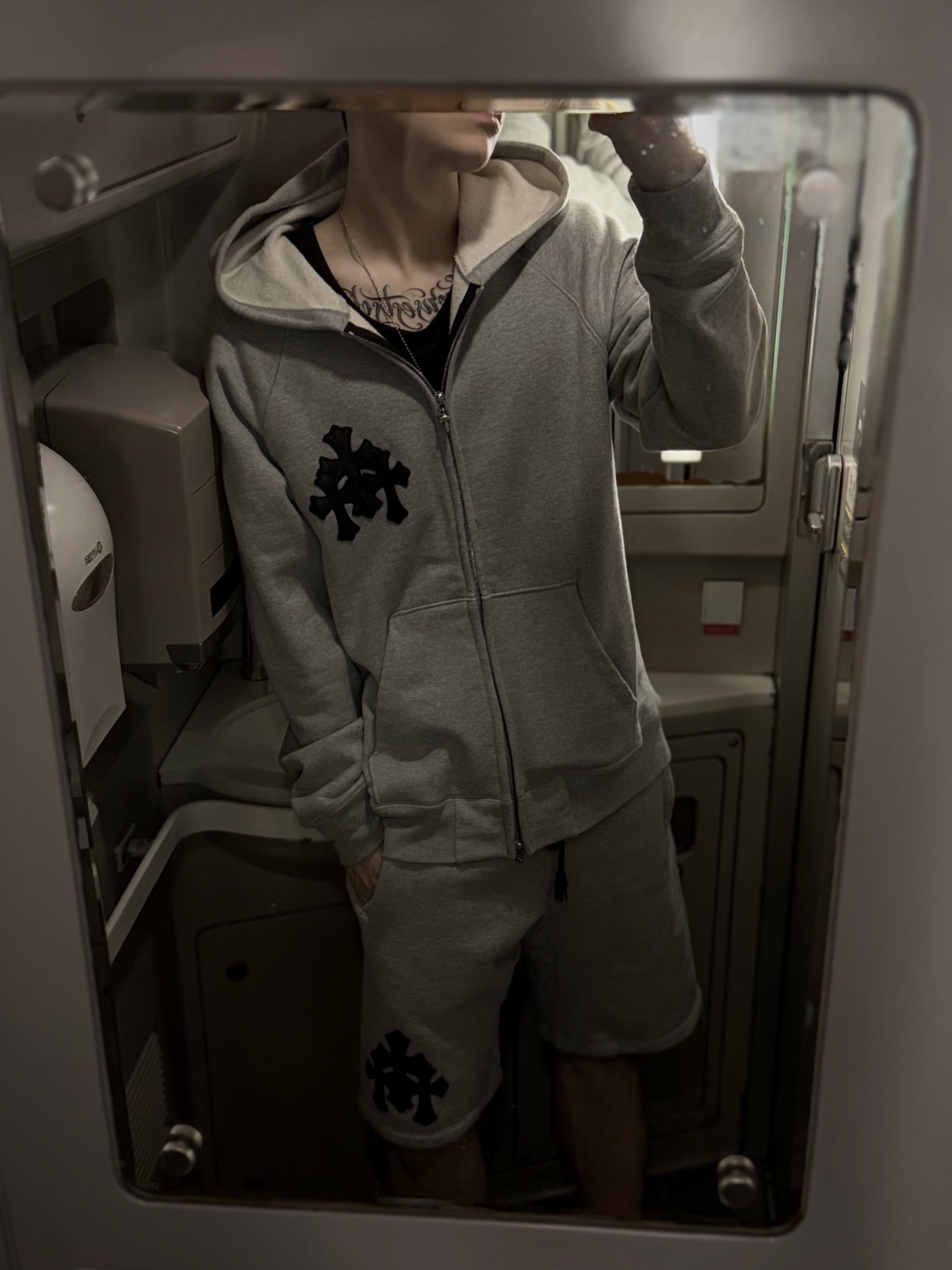 Chrome Hearts Cross Leather Patch Fleece Zip-Up Hoodie Grey, Chrome Hearts Cross Leather Patch Sweatshorts Grey 착용 스타일 - 1