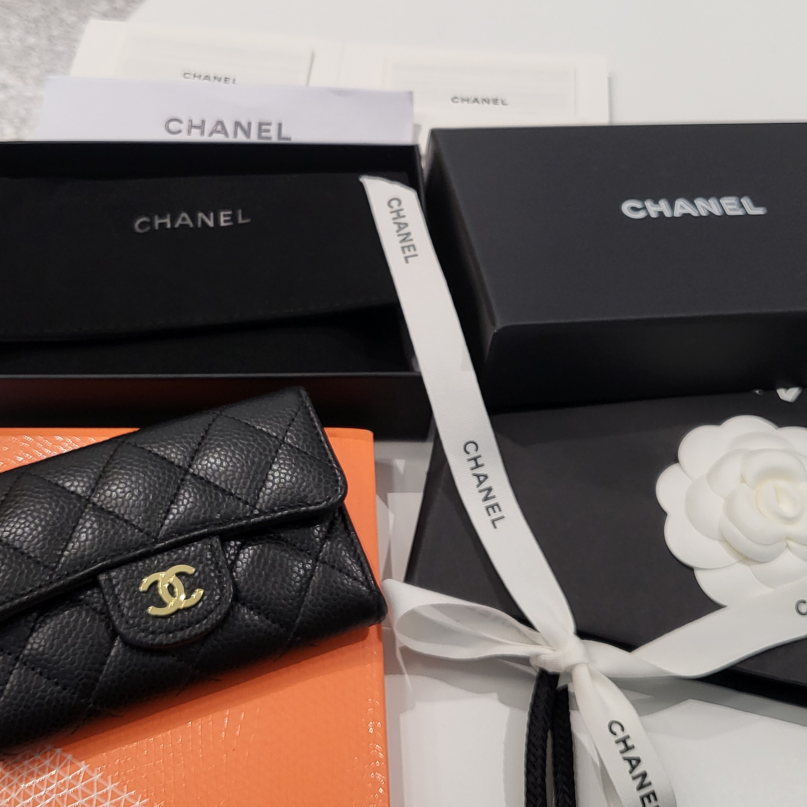 Chanel Classic Card Holder Grained Calfskin & Gold Black 착용 스타일 - 2