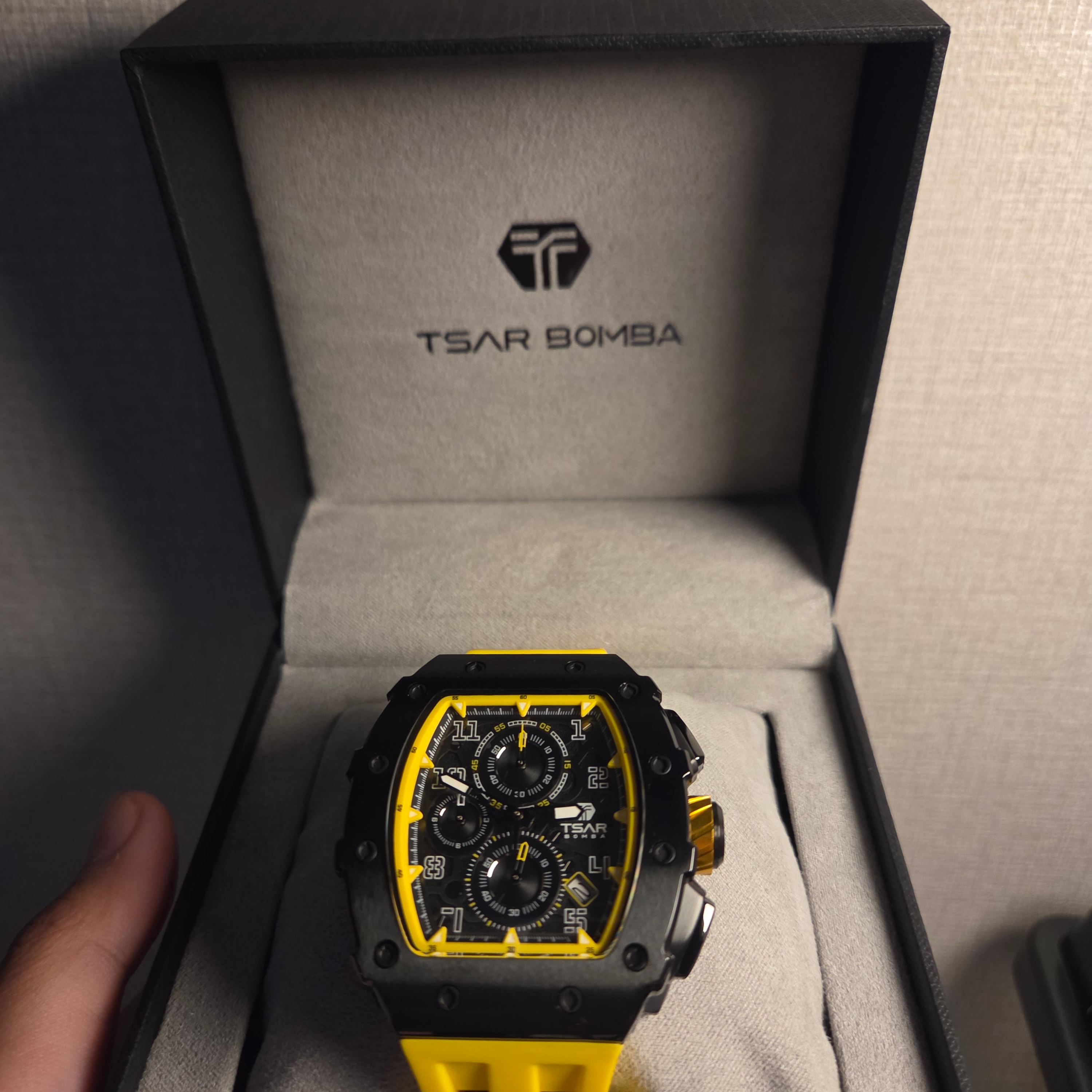 Tsar Bomba Elemental Chronograph Calendar Quartz  TB8204Q-07 Black Yellow 착용 스타일