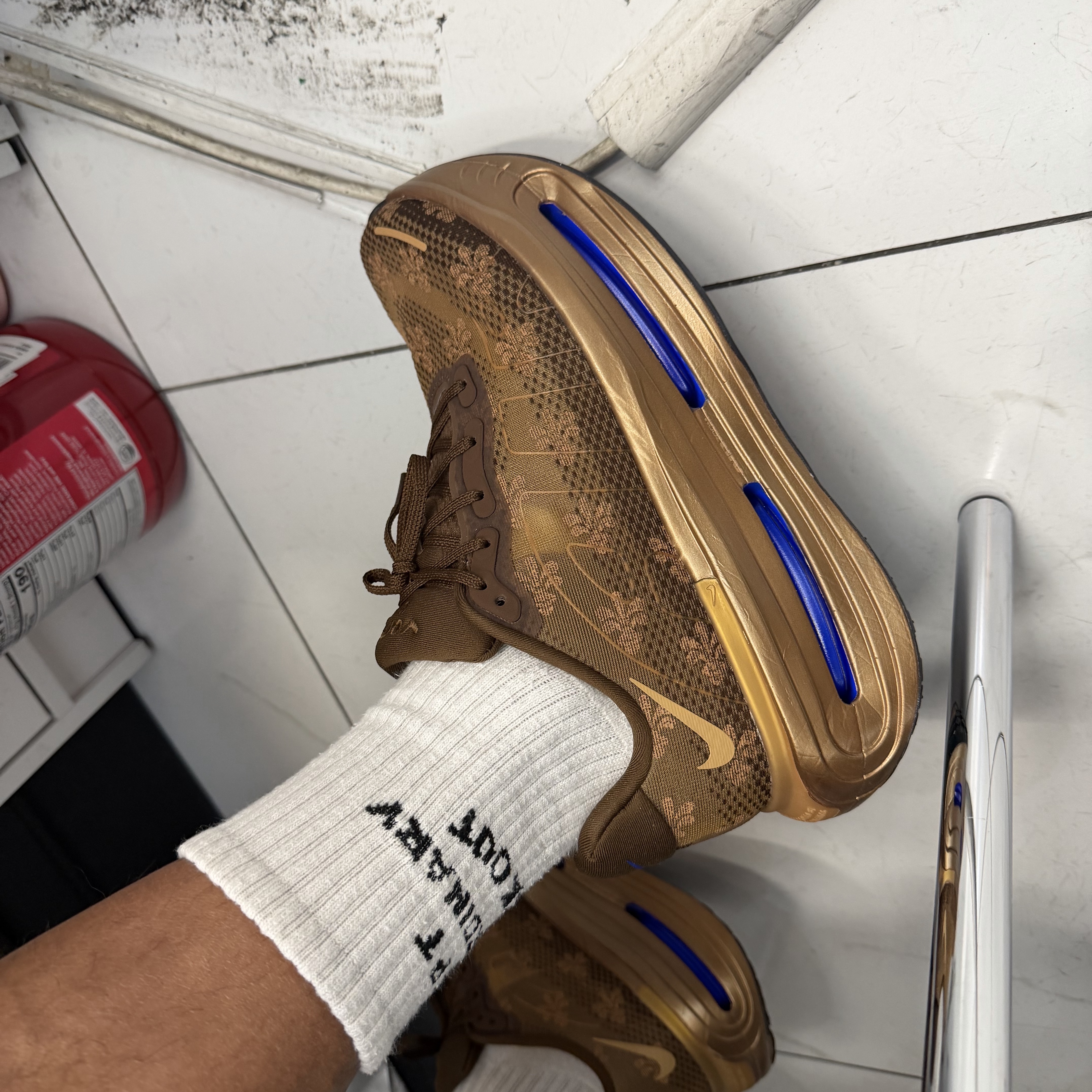 (W) Nike Vomero Premium QS Flat Stout 착용 스타일