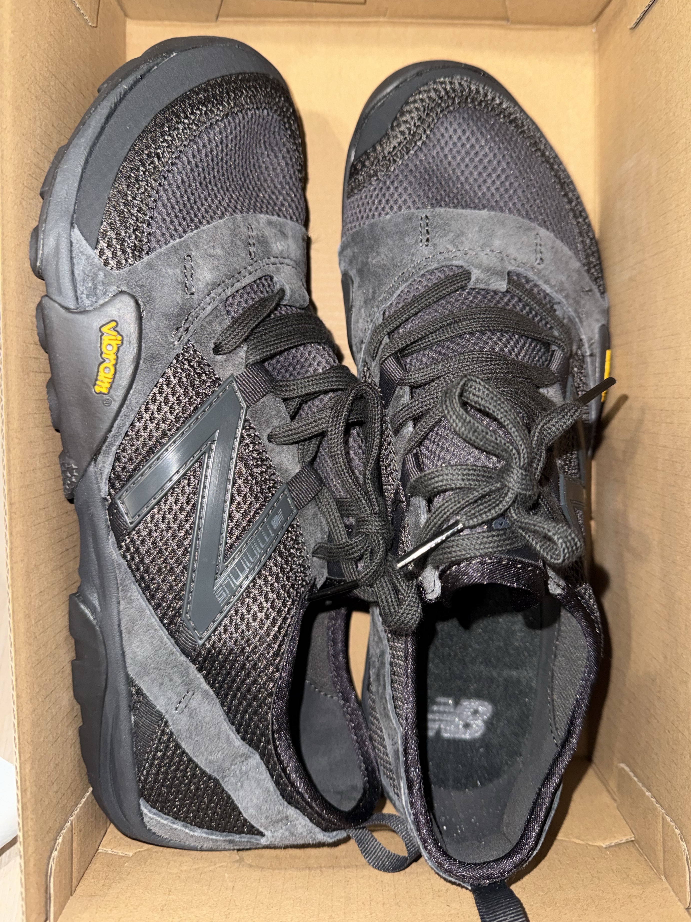 New Balance Minimus MT10O Black Castlerock 착용 스타일