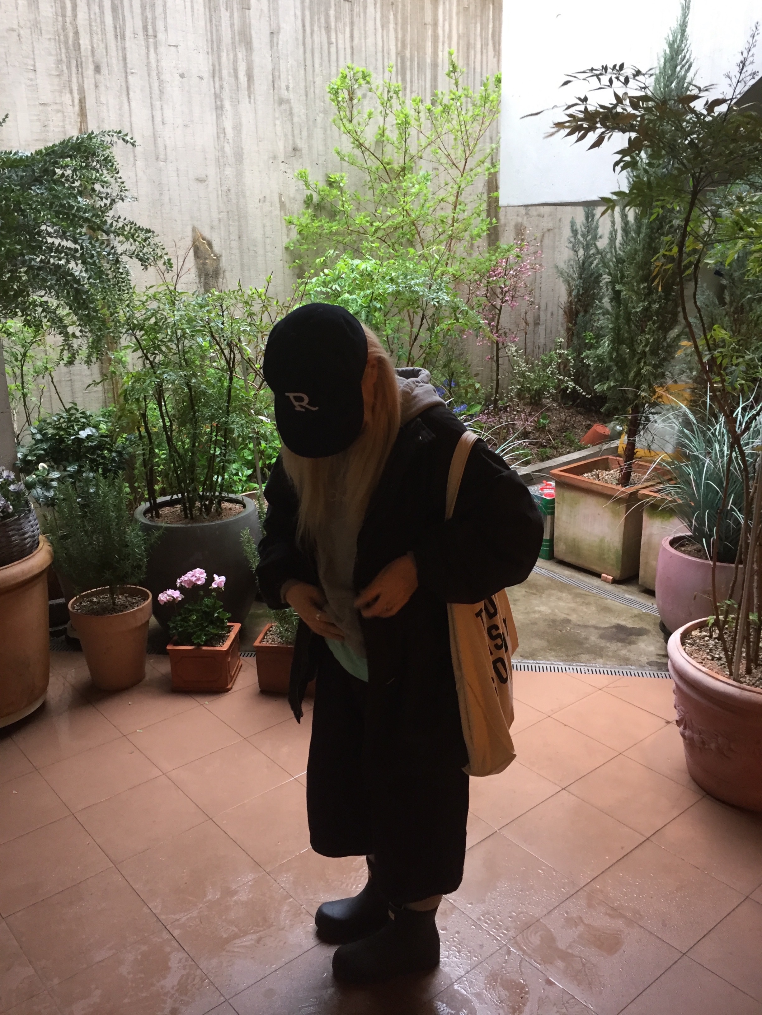 (W) Hunter Play Short Rain Boots Black 착용 스타일 - 1