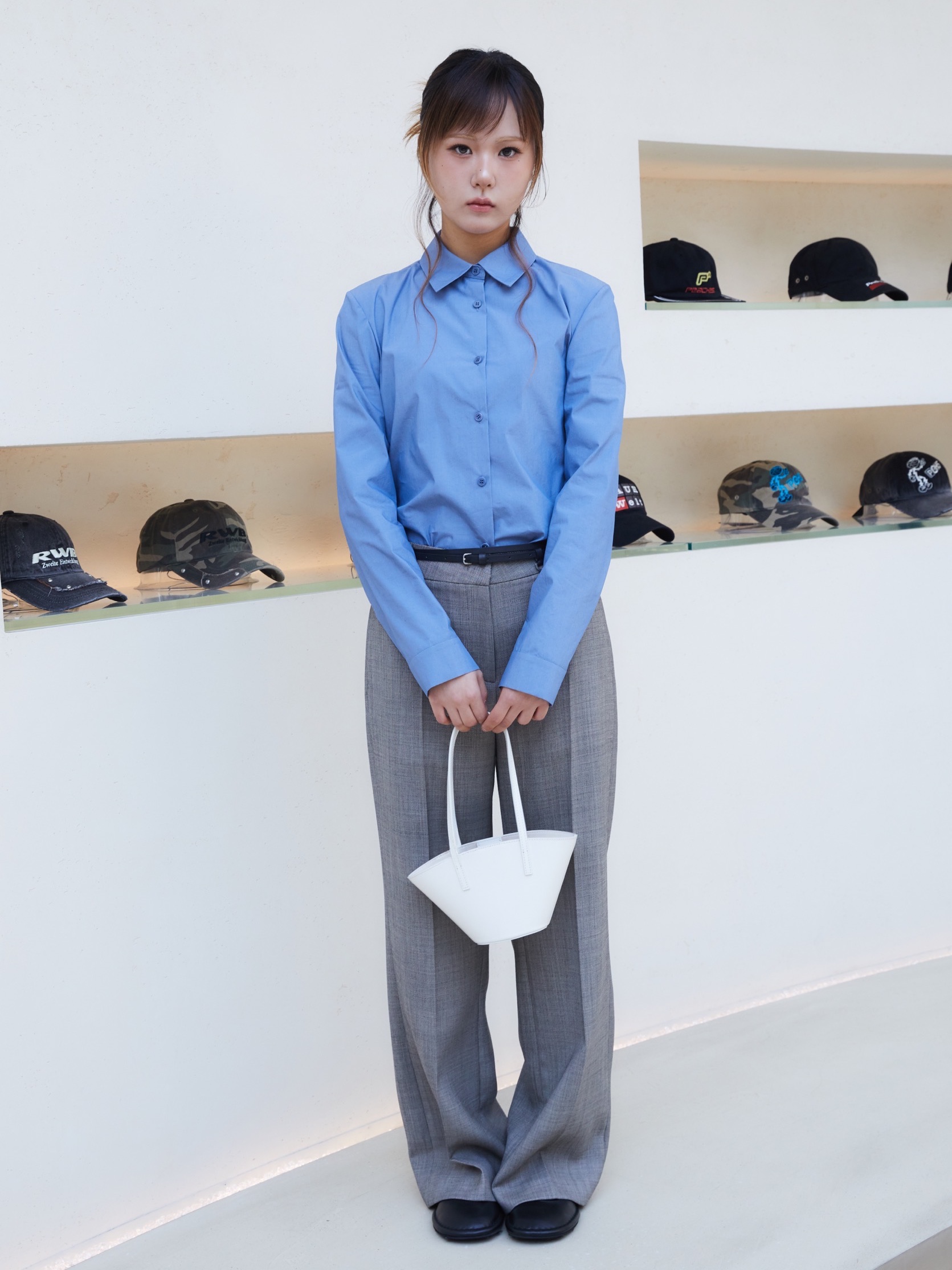 Amomento Women Mini Leather Bucket Bag White - 26SS 착용 스타일 - 1
