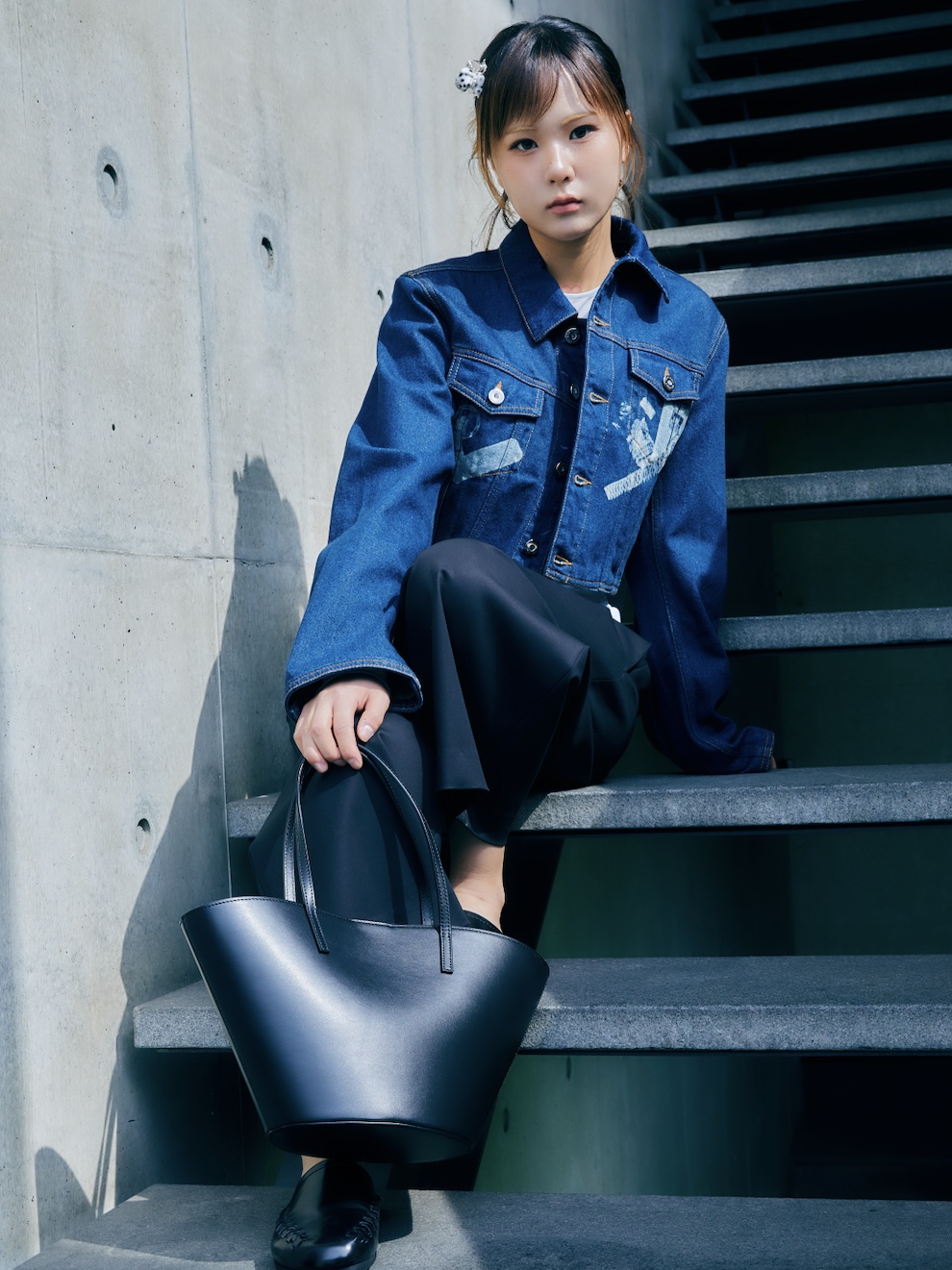 Amomento Women Leather Bucket Bag Black - 26SS, Namacheko Sweynthill Slipper Black - 25FW 착용 스타일 - 3