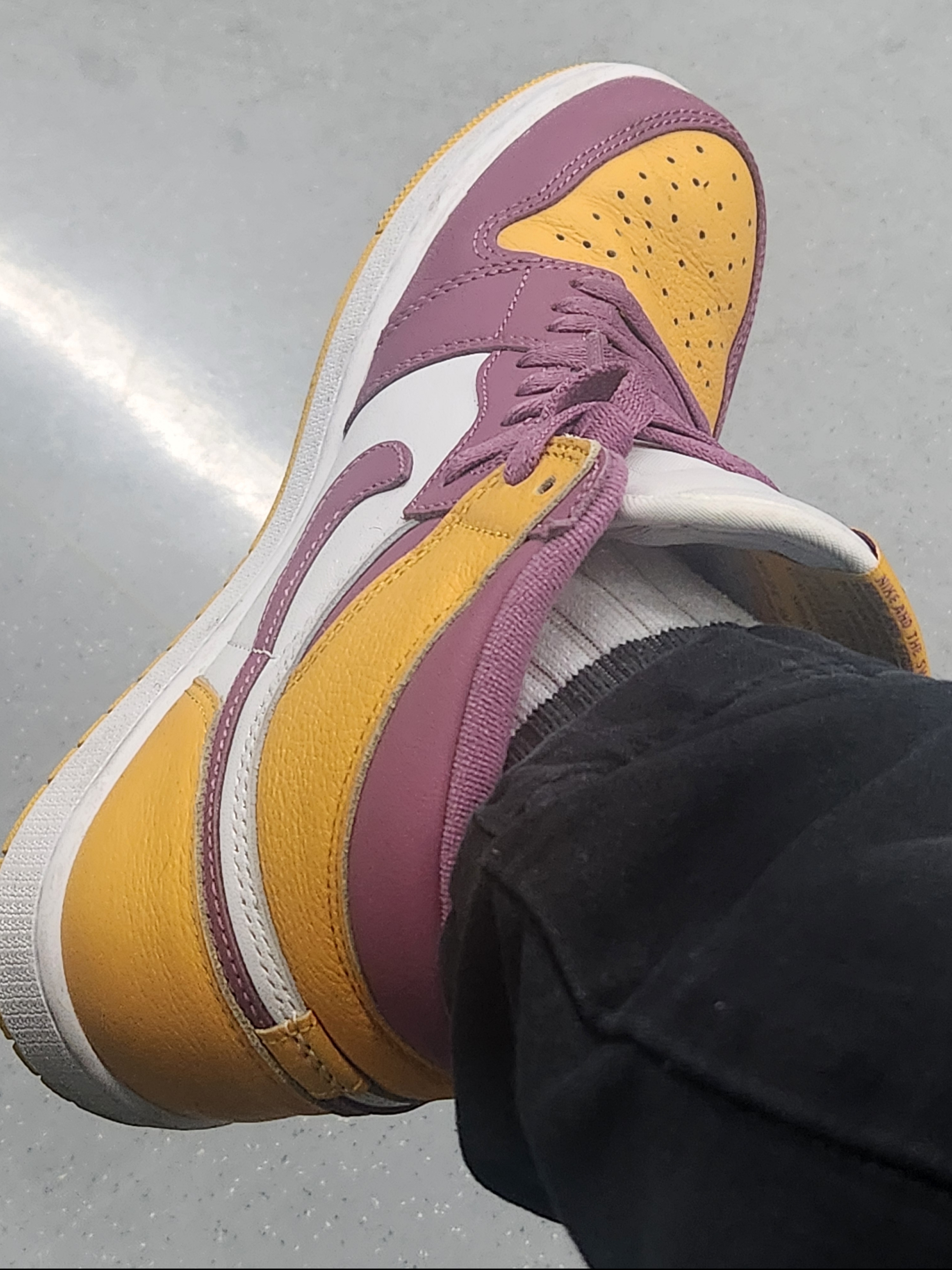 Jordan 1 Retro High OG University Gold Light Bordeaux 착용 스타일