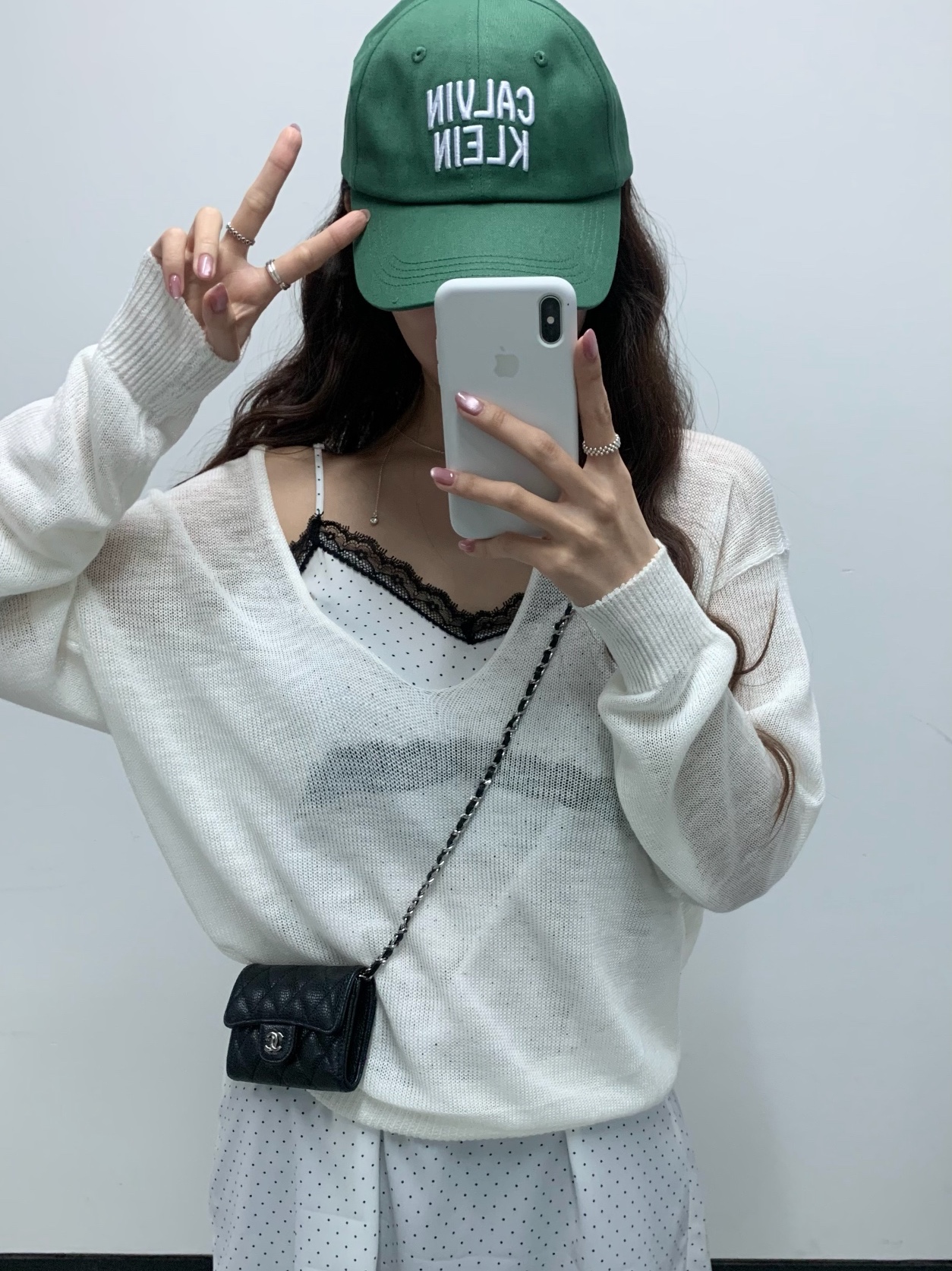 Chanel Classic Card Holder Grained Calfskin & Silver Black 착용 스타일 - 1