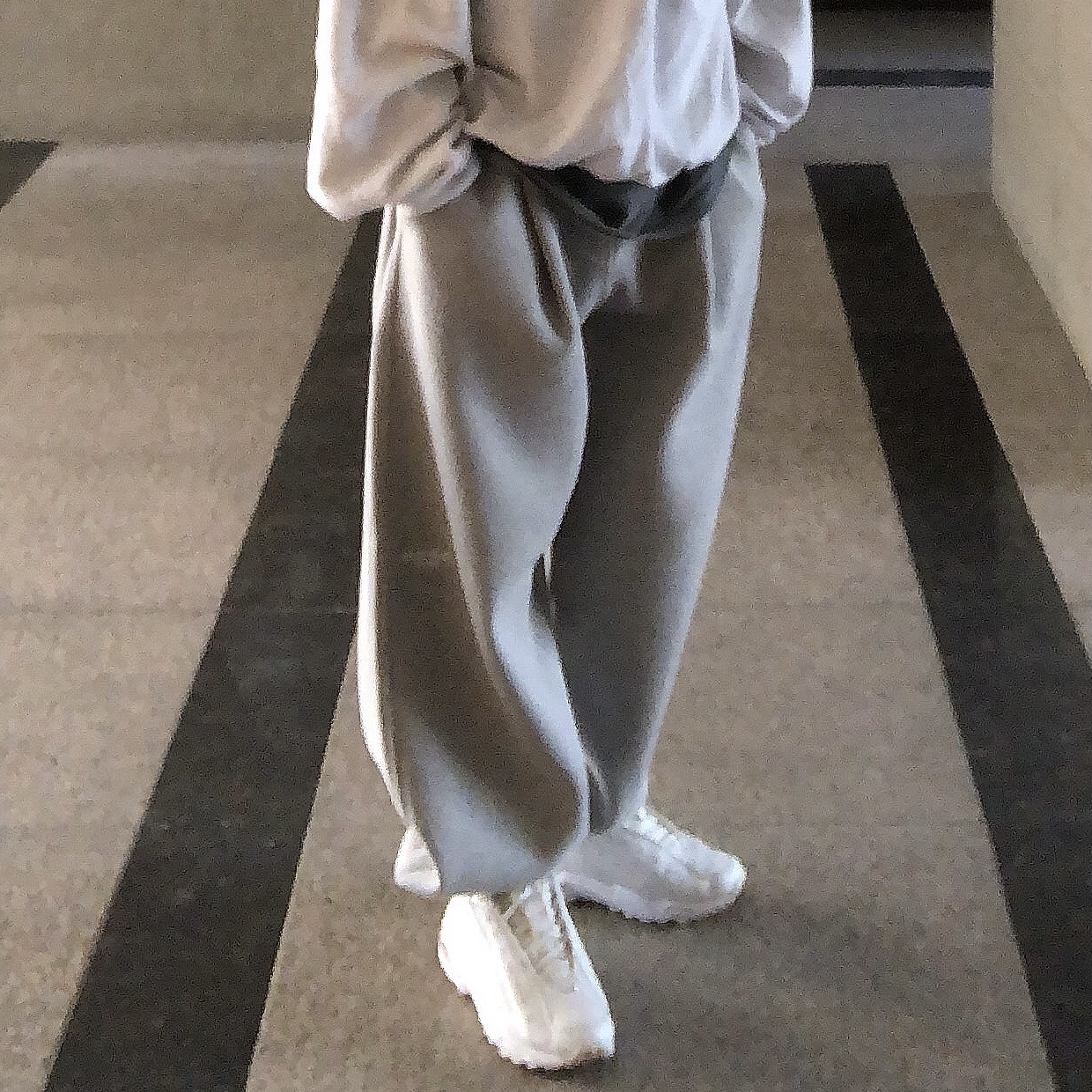 Undermycar Mu.03 Anti Fxxking Logo Play Oversized Sweat Jogger Melange Gray 착용 스타일 - 2