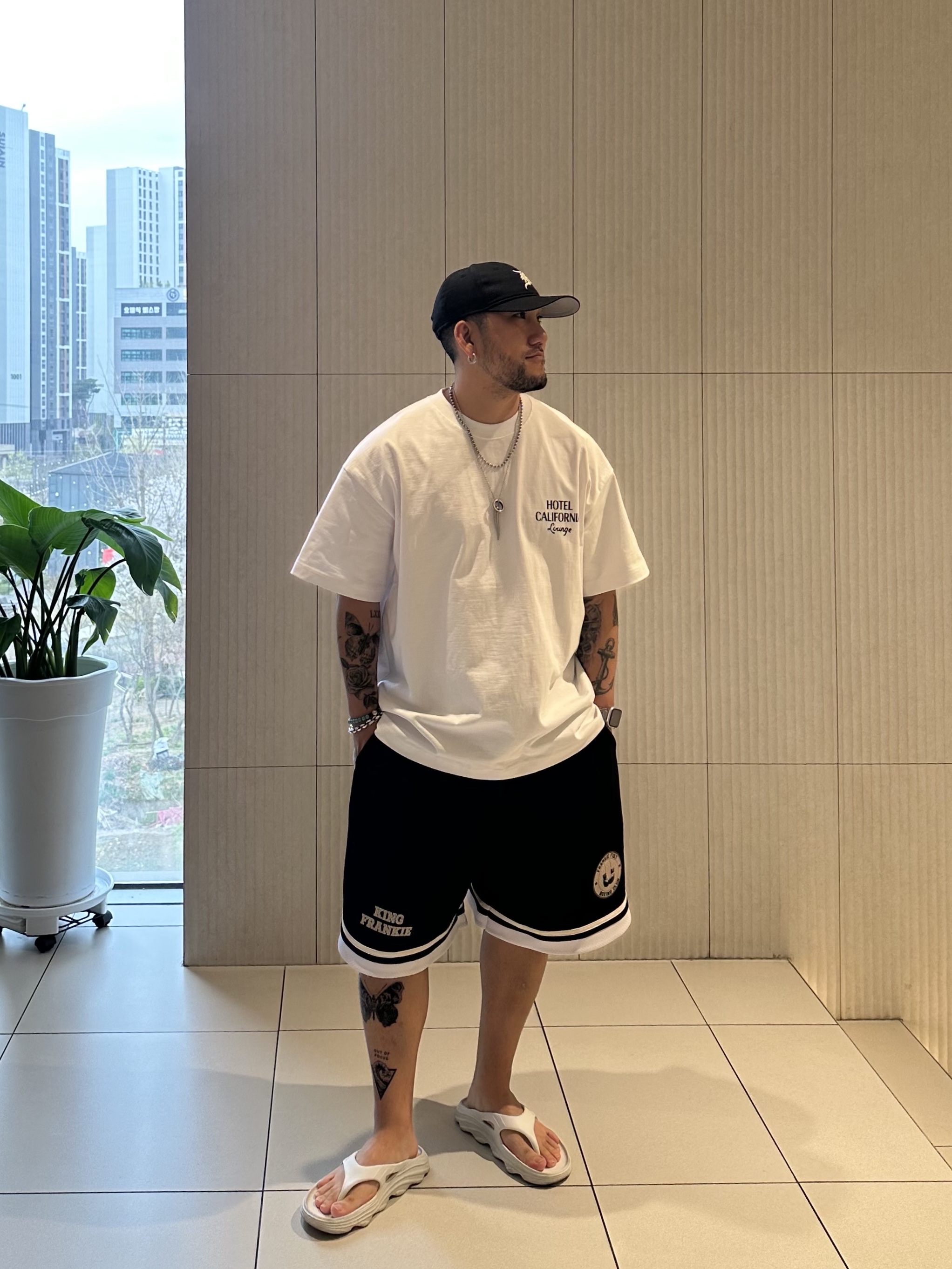 New Era x Fear of God 9forty Chicago White Sox Adjustable Cap Black, Yeezy x Gosha Rubchinskiy YZY Black Dogs T-Shirt Heather Grey 착용 스타일 - 2