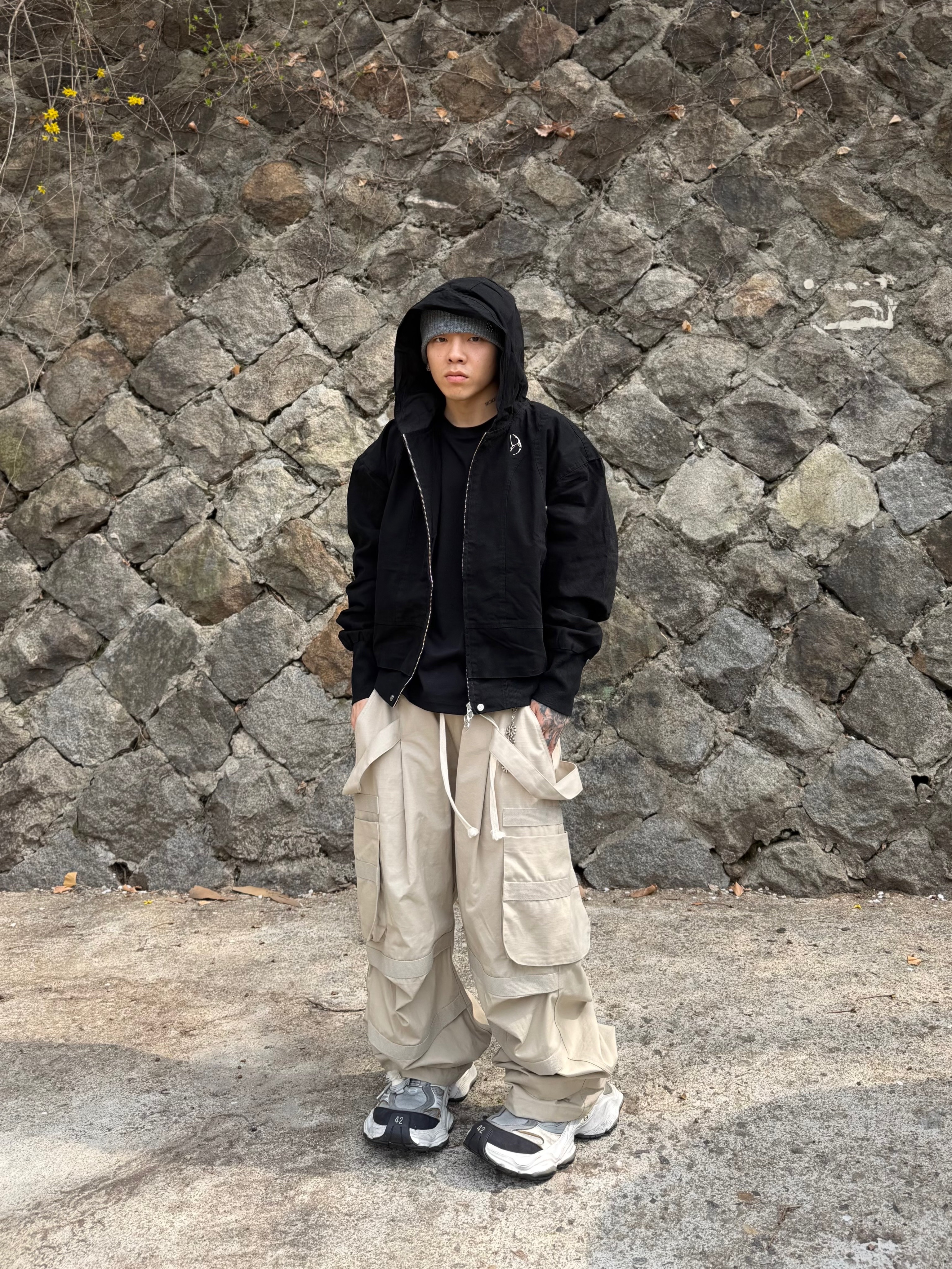 Balenciaga Cargo Sneakers White Grey, Wapworks Wide Safety Cargo Pants Beige 착용 스타일 - 5