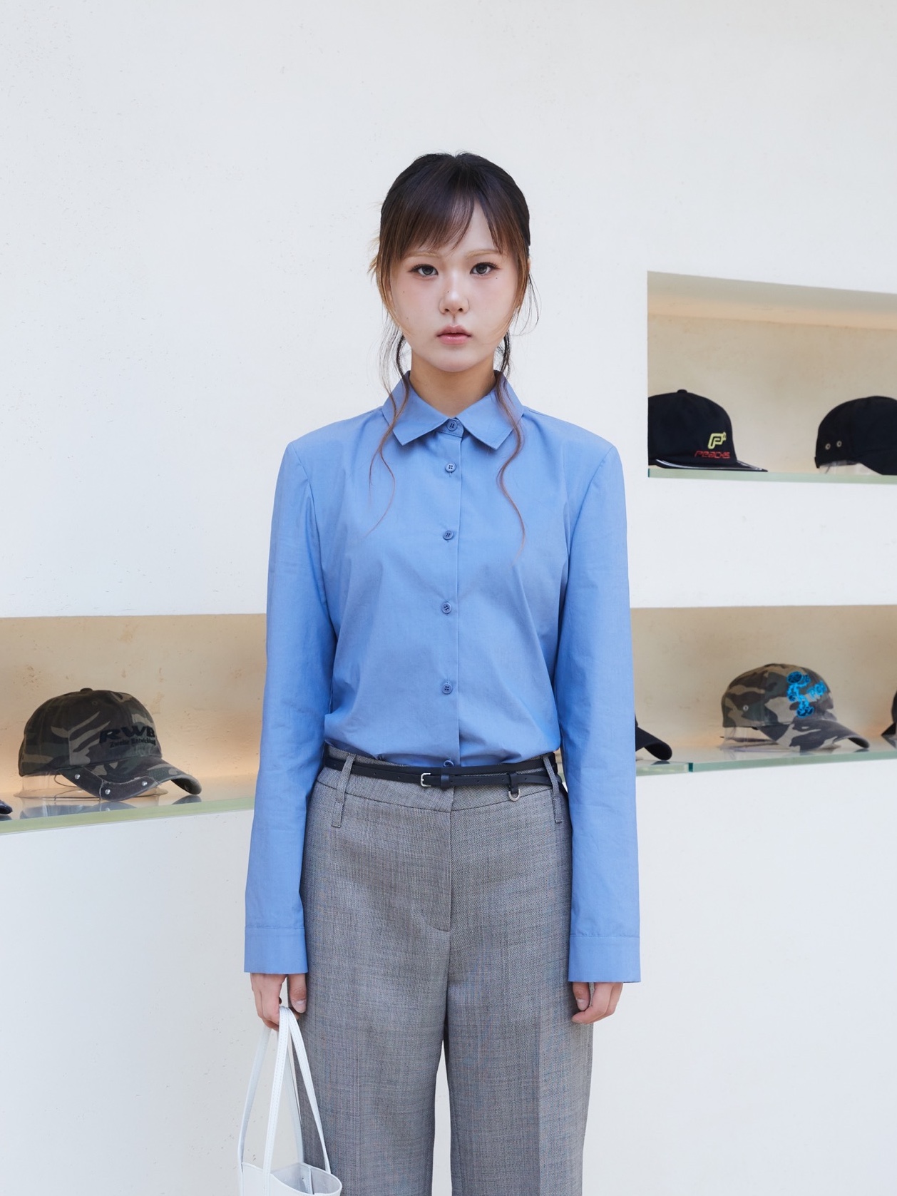 Amomento Women Slim Shirt Blue - 26SS, Amomento Women Leather Belt 1cm Black - 26SS 착용 스타일 - 2