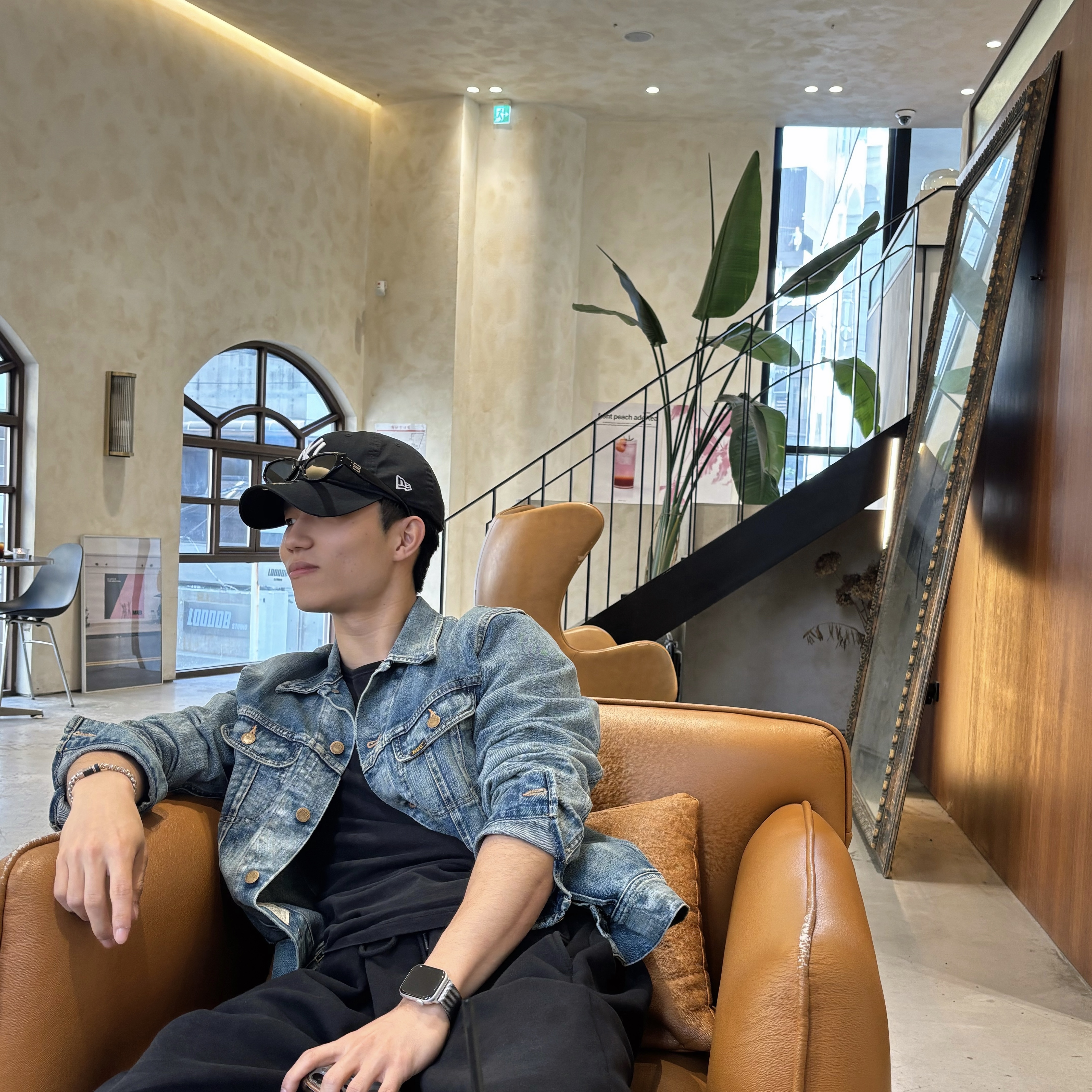 Double RL Indigo Denim Jacket Leland Wash, New Era x MoMA New York Yankees Cap Black 착용 스타일 - 1