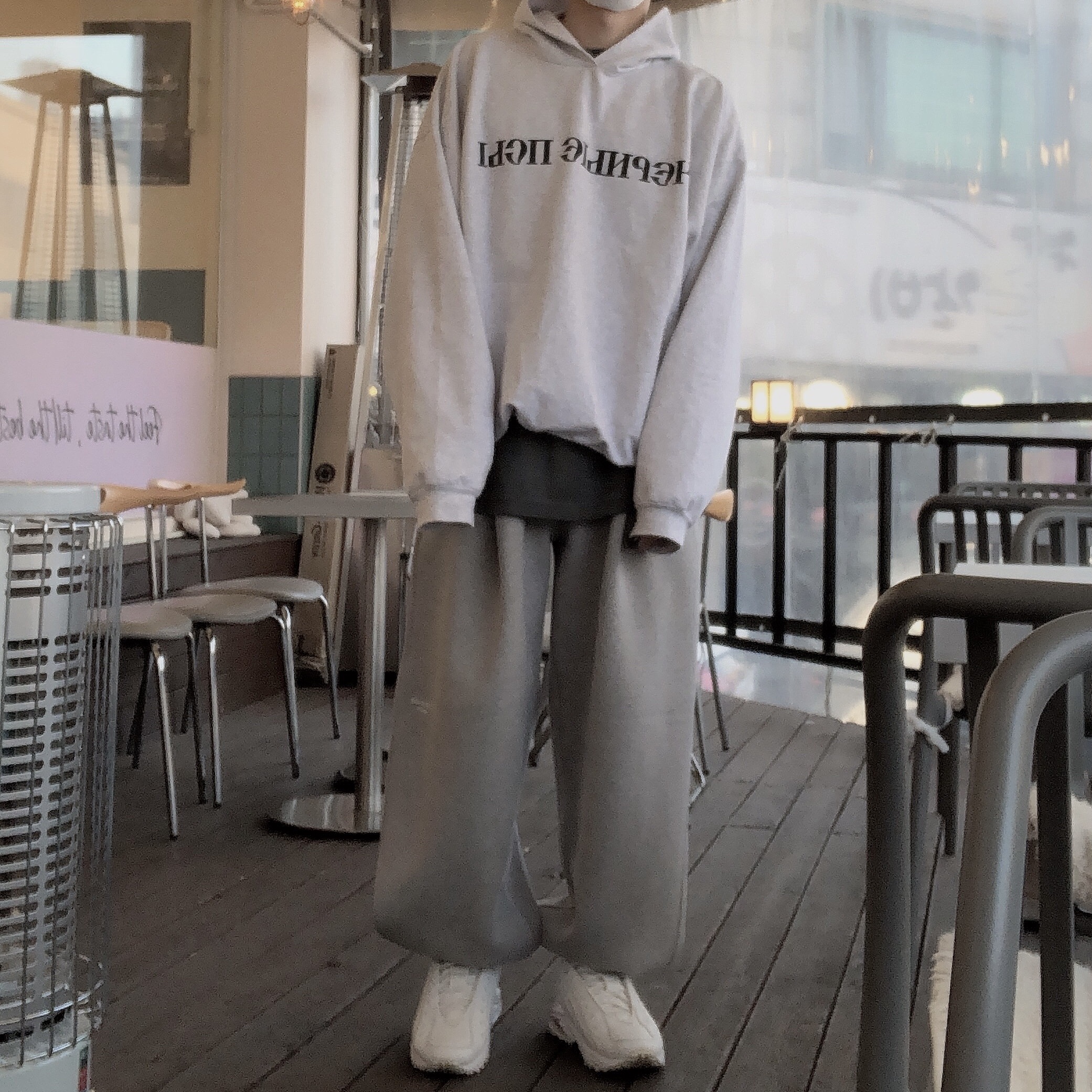 Undermycar Mu.03 Anti Fxxking Logo Play Oversized Sweat Jogger Melange Gray, Nike x Drake Nocta Hot Step Air Terra Triple White 착용 스타일 - 2