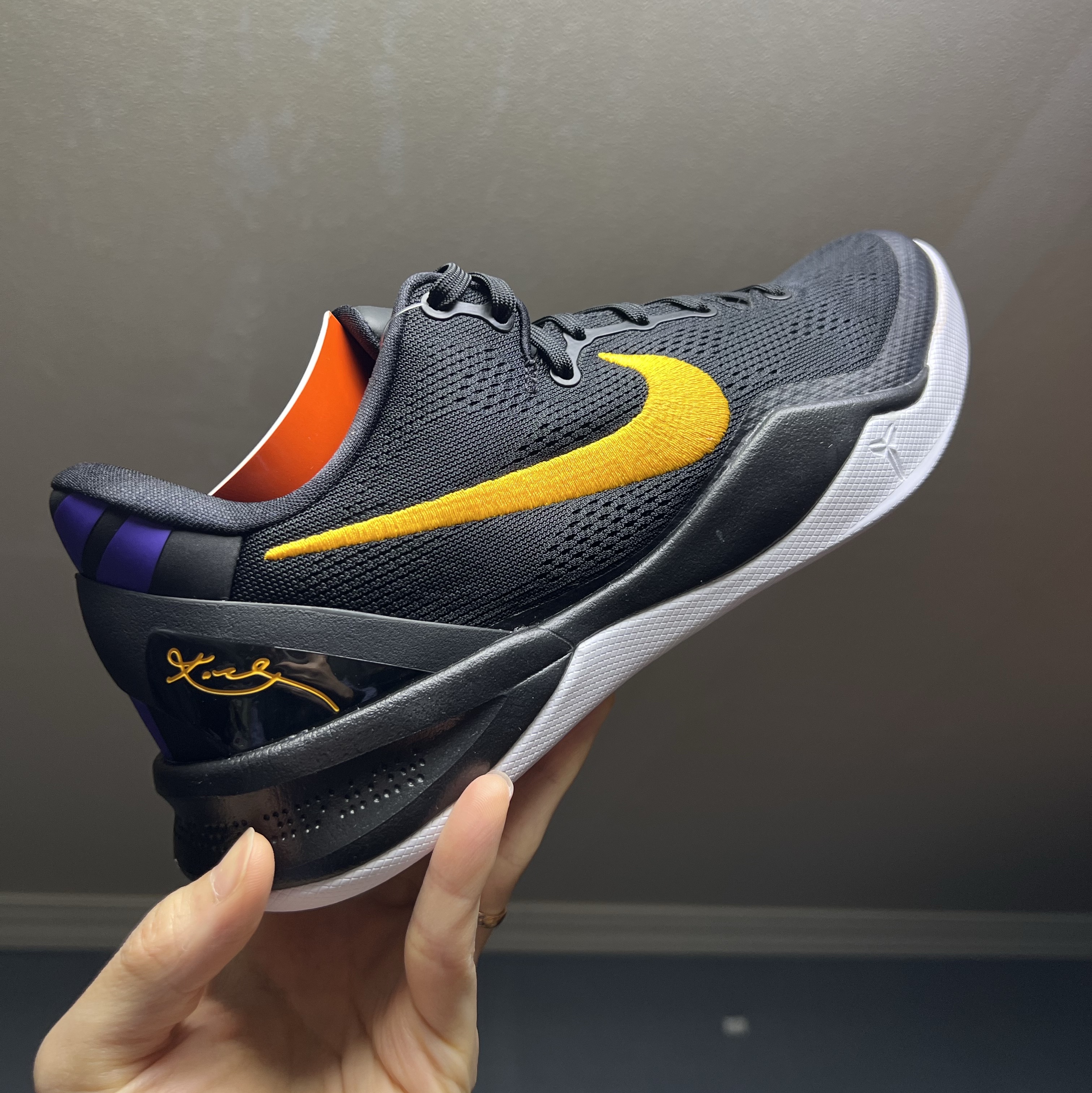 Nike Kobe 8 Protro Black and University Gold 착용 스타일