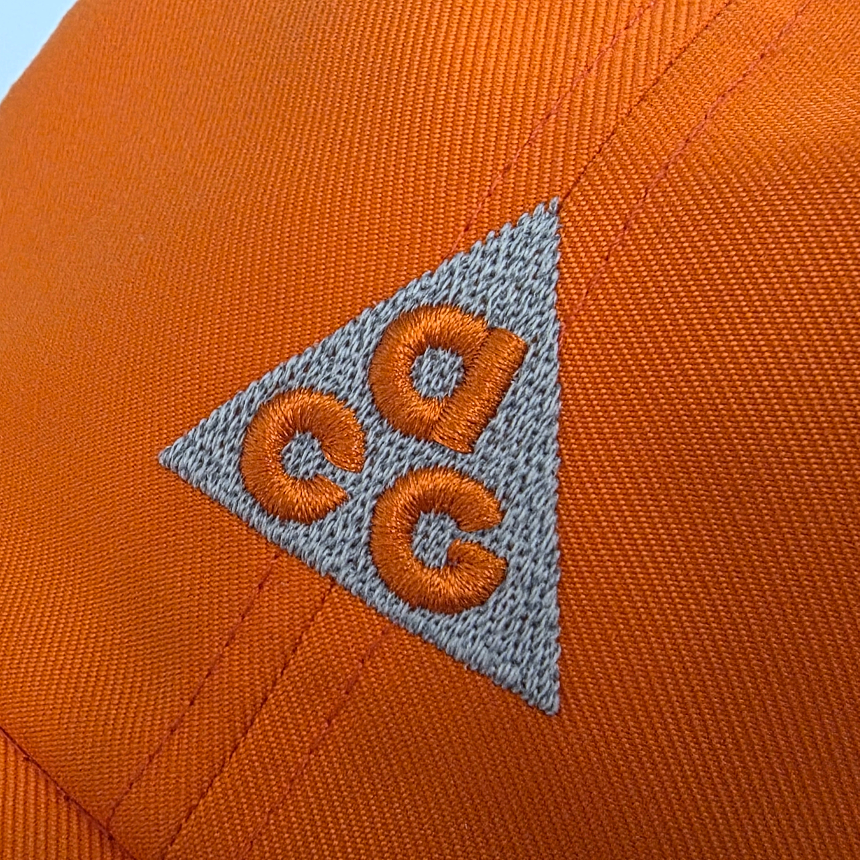 Nike ACG Club Unstructured Cap Safety Orange Vivid Purple 착용 스타일 - 3
