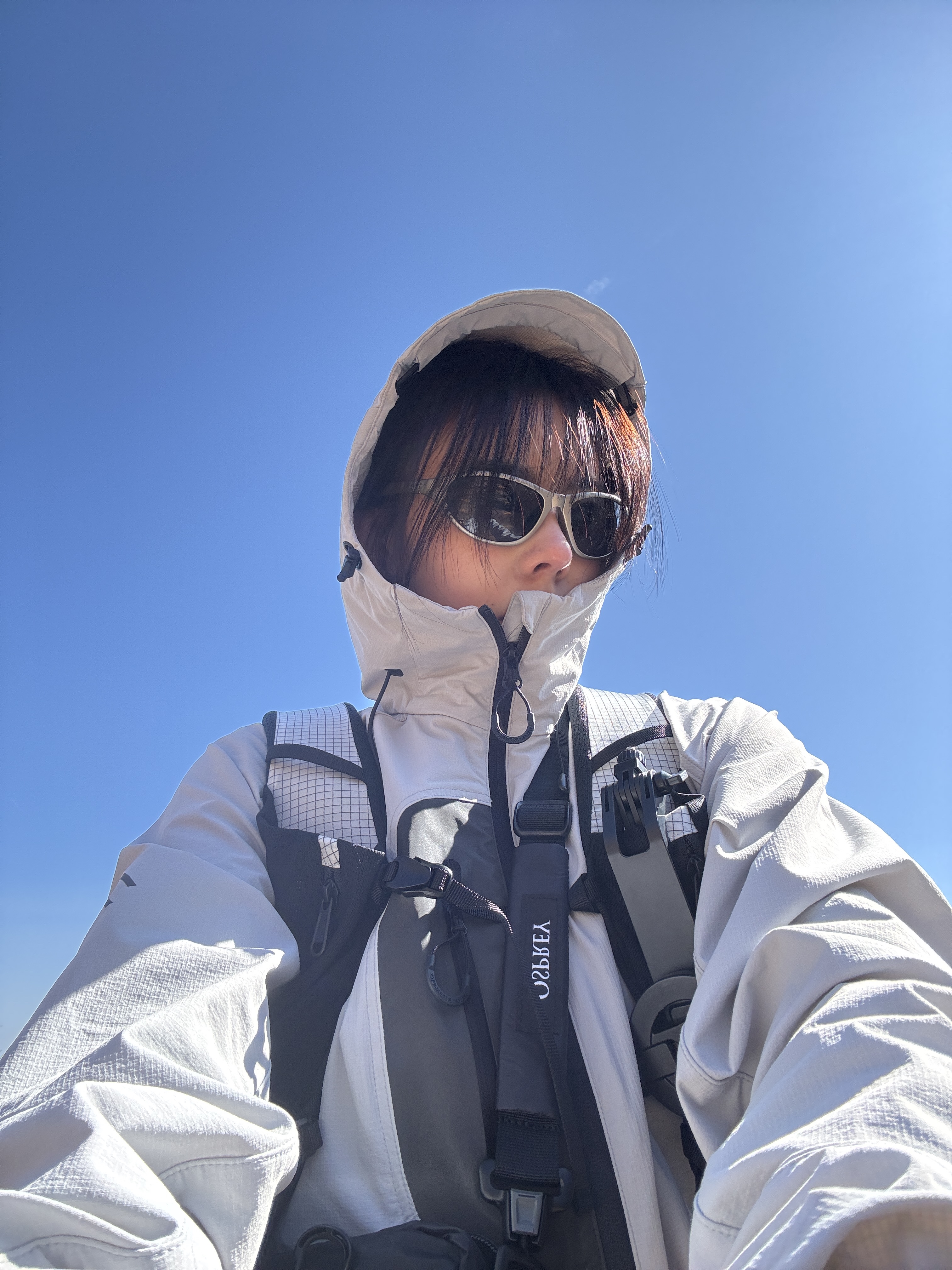Montbell Trekking Glasses Silver Metallic Light Grey 착용 스타일 - 1
