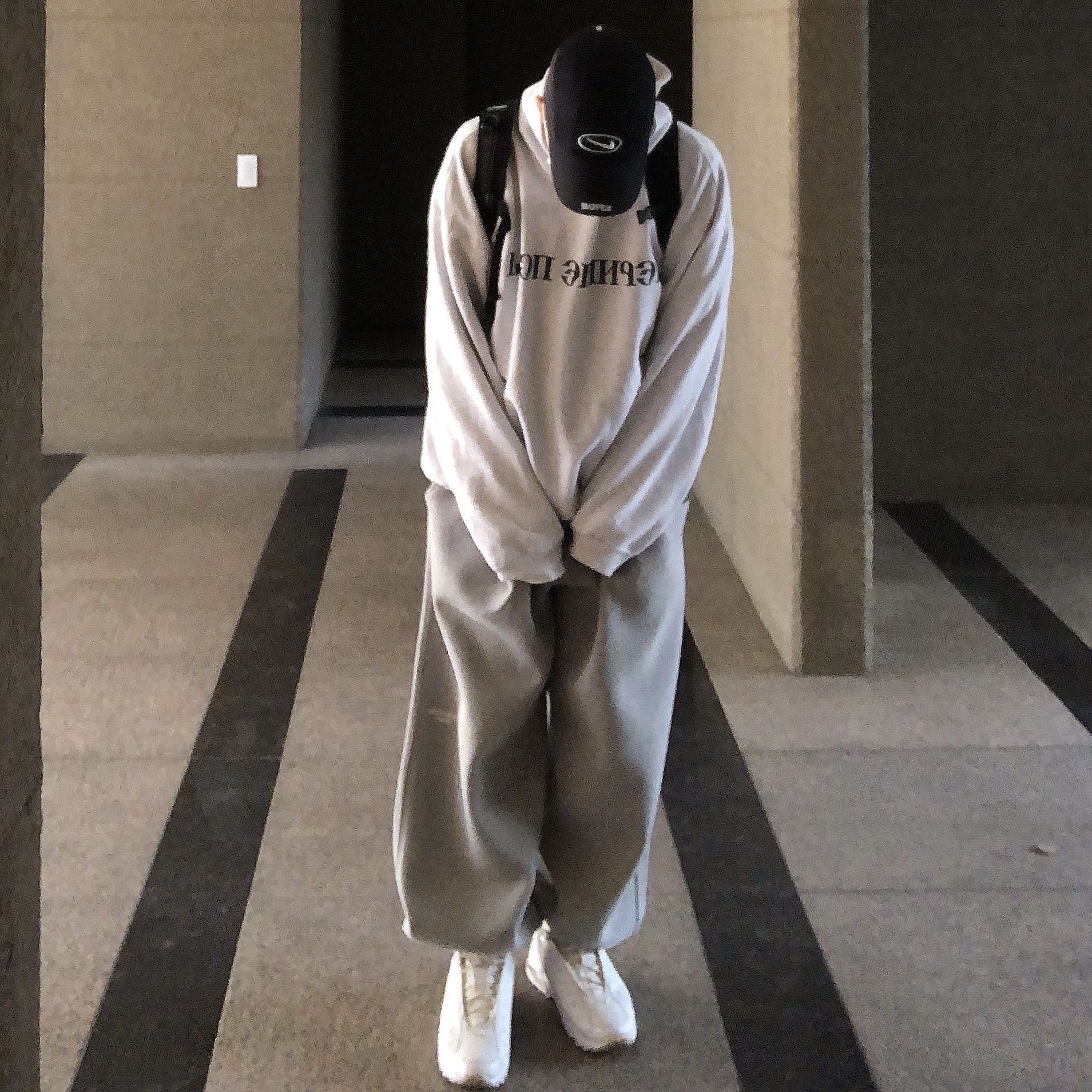Undermycar Mu.03 Anti Fxxking Logo Play Oversized Sweat Jogger Melange Gray 착용 스타일 - 2