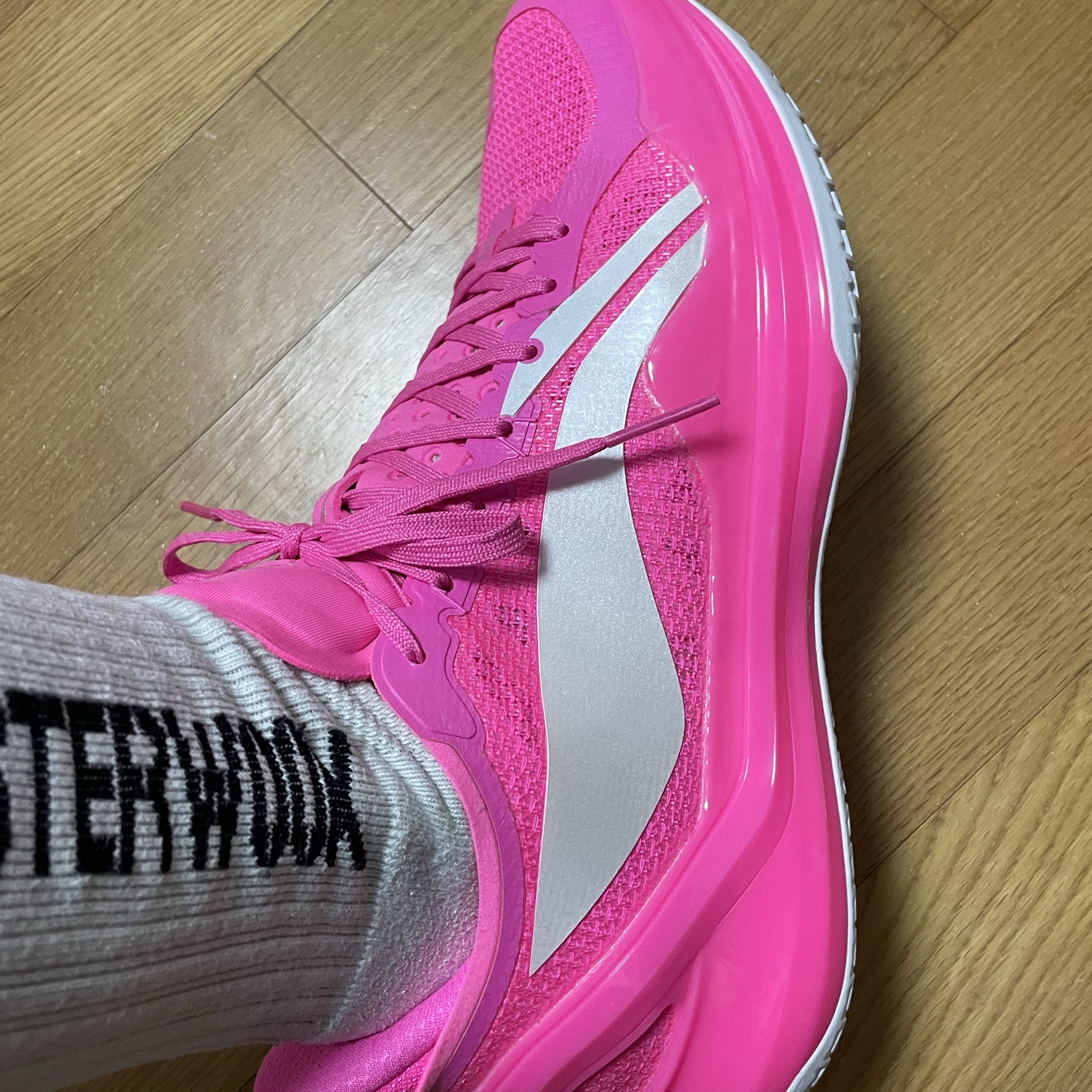 LiNing Liren 4 V2 Pink White 착용 스타일 - 4