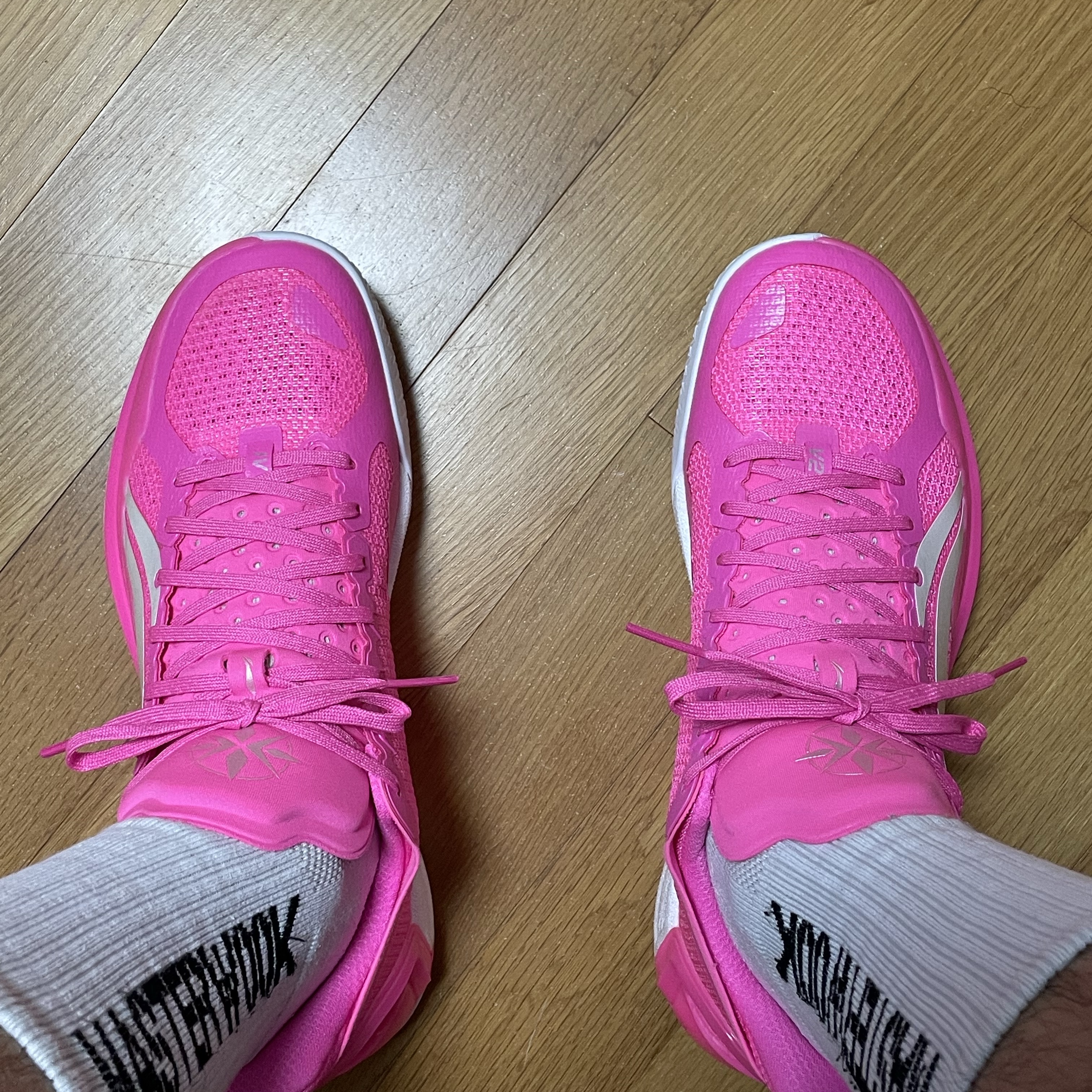 LiNing Liren 4 V2 Pink White 착용 스타일 - 2
