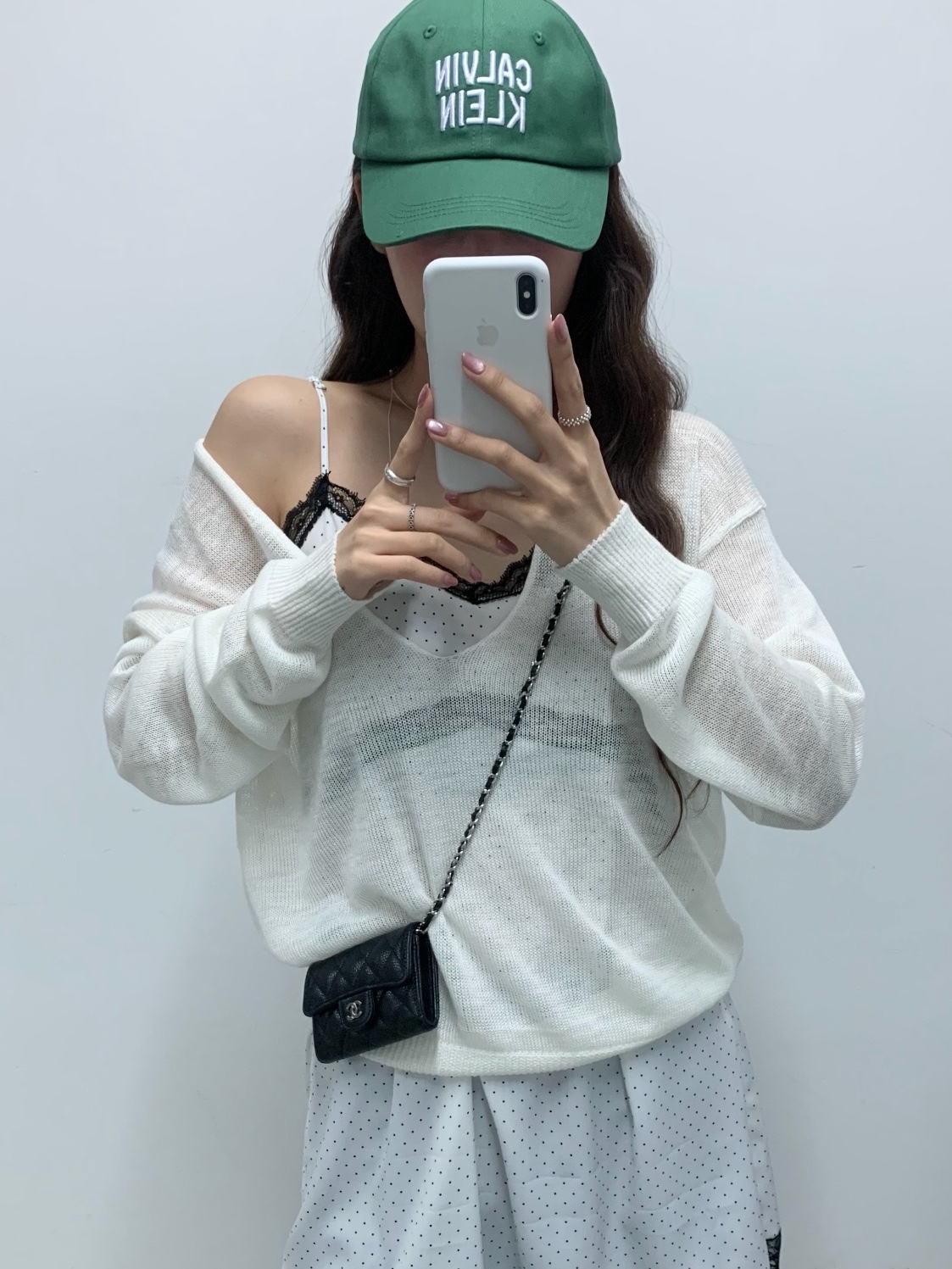 Chanel Classic Card Holder Grained Calfskin & Silver Black 착용 스타일 - 2