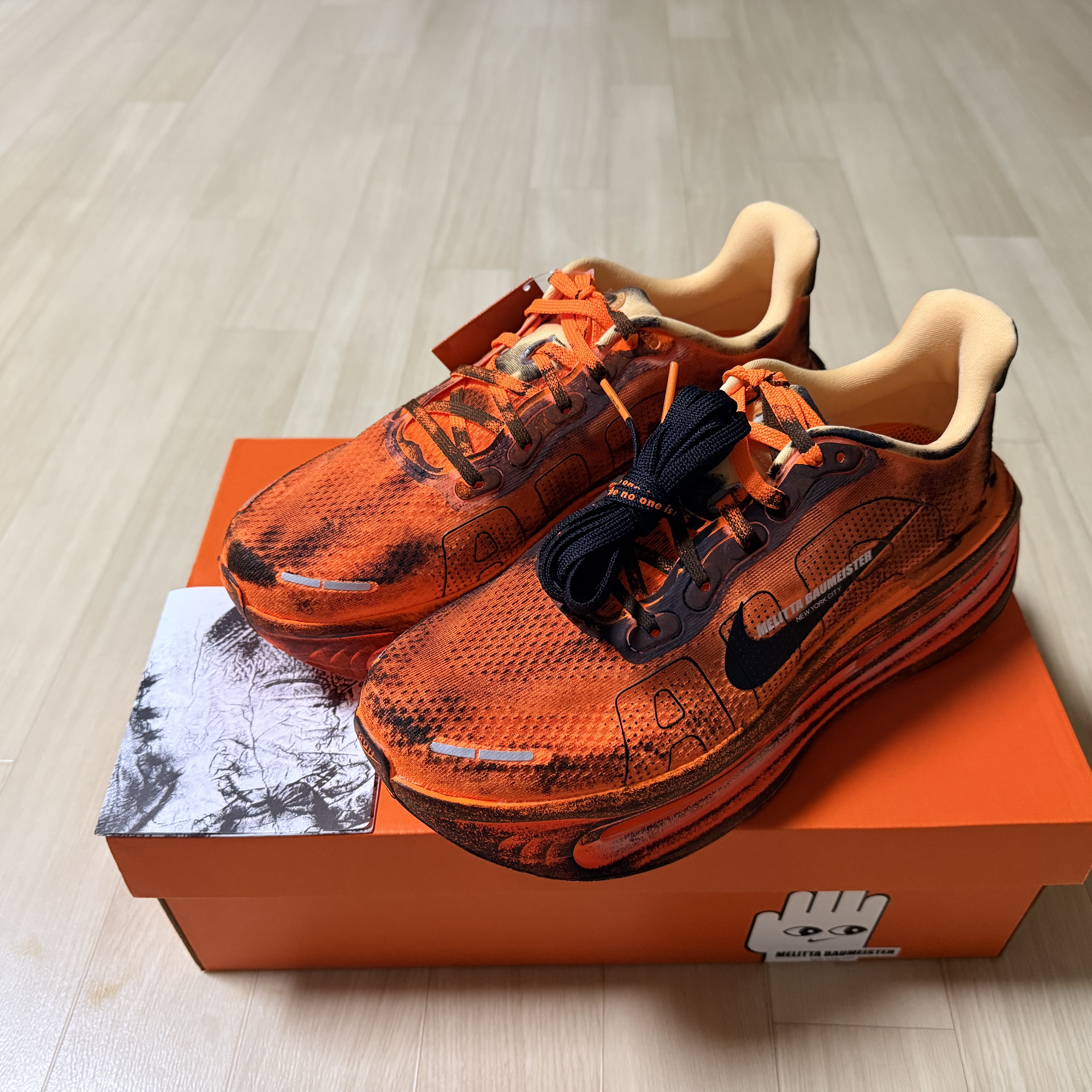 (W) Nike x Melitta Baumeister Vomero Premium Total Orange and Orange Chalk 착용 스타일 - 2