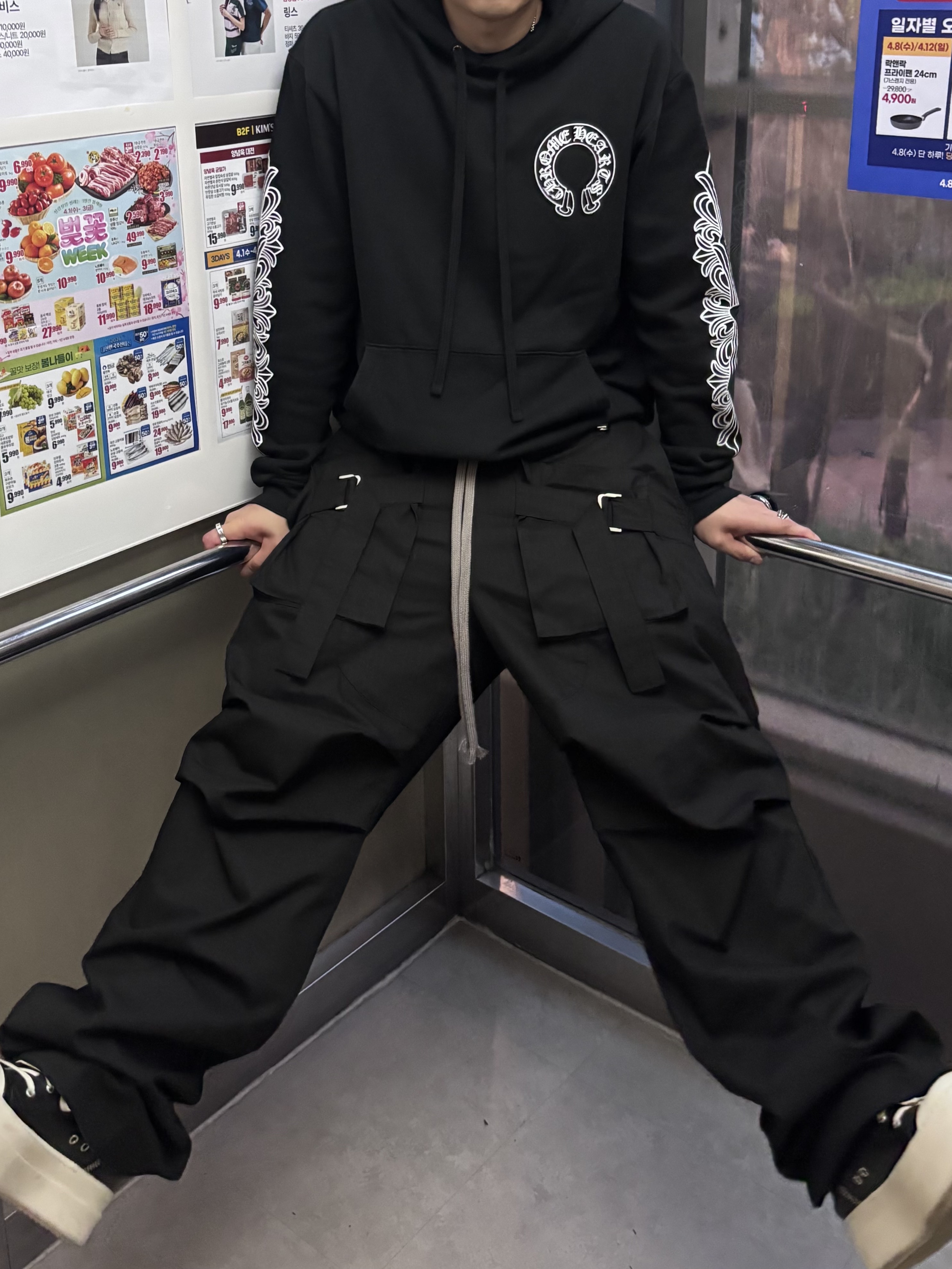 Wapworks Wide Safety Cargo Pants Black, Chrome Hearts CH Hollywood Trucker Hat Black 착용 스타일 - 4