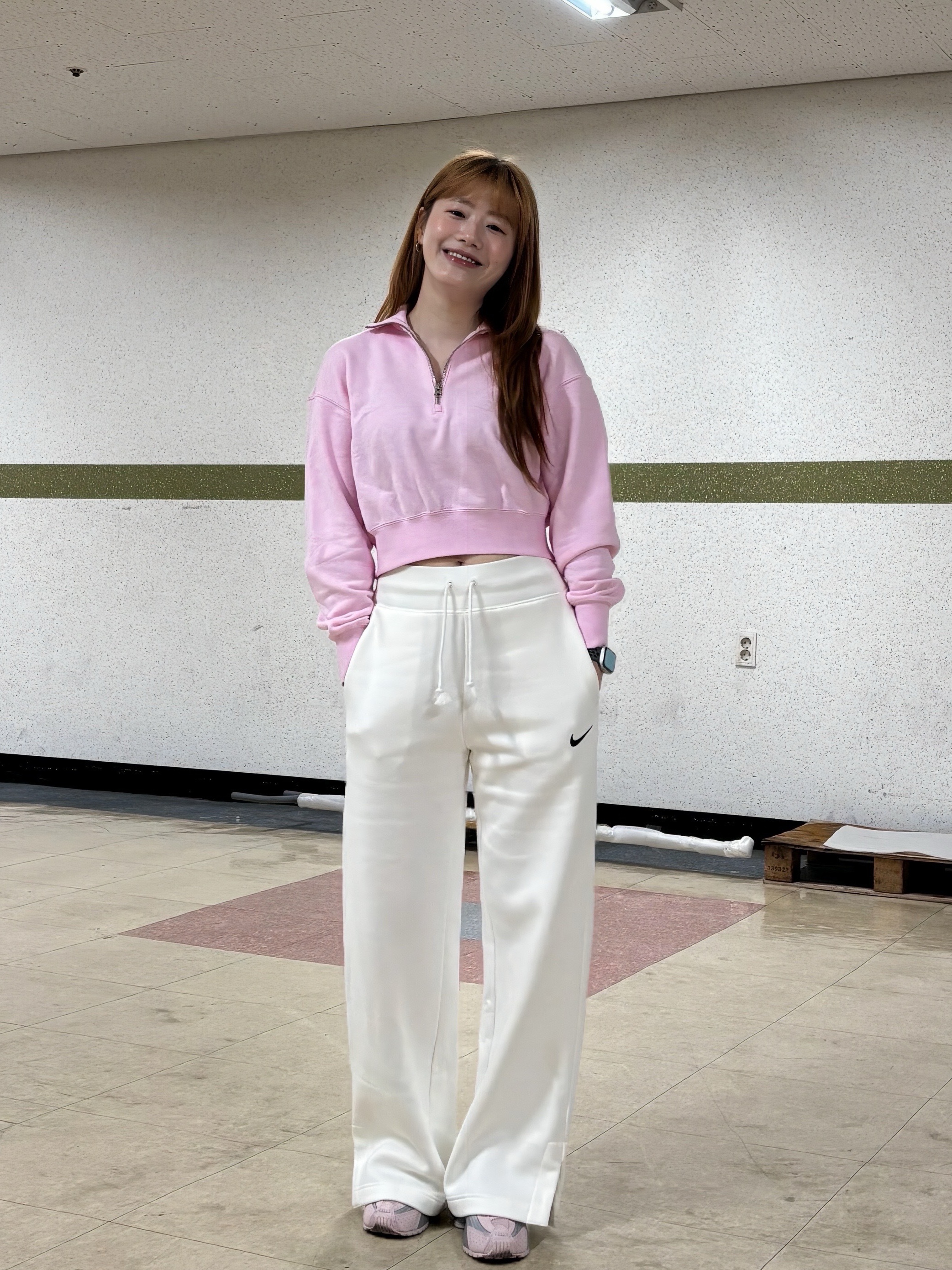(W) Nike Shox R4 Barely Rose Metallic Platinum, (W) Nike NSW Phoenix Fleece 1/2 Zip Cropped Sweatshirt Pink Foam (HV8731-663) 착용 스타일 - 7