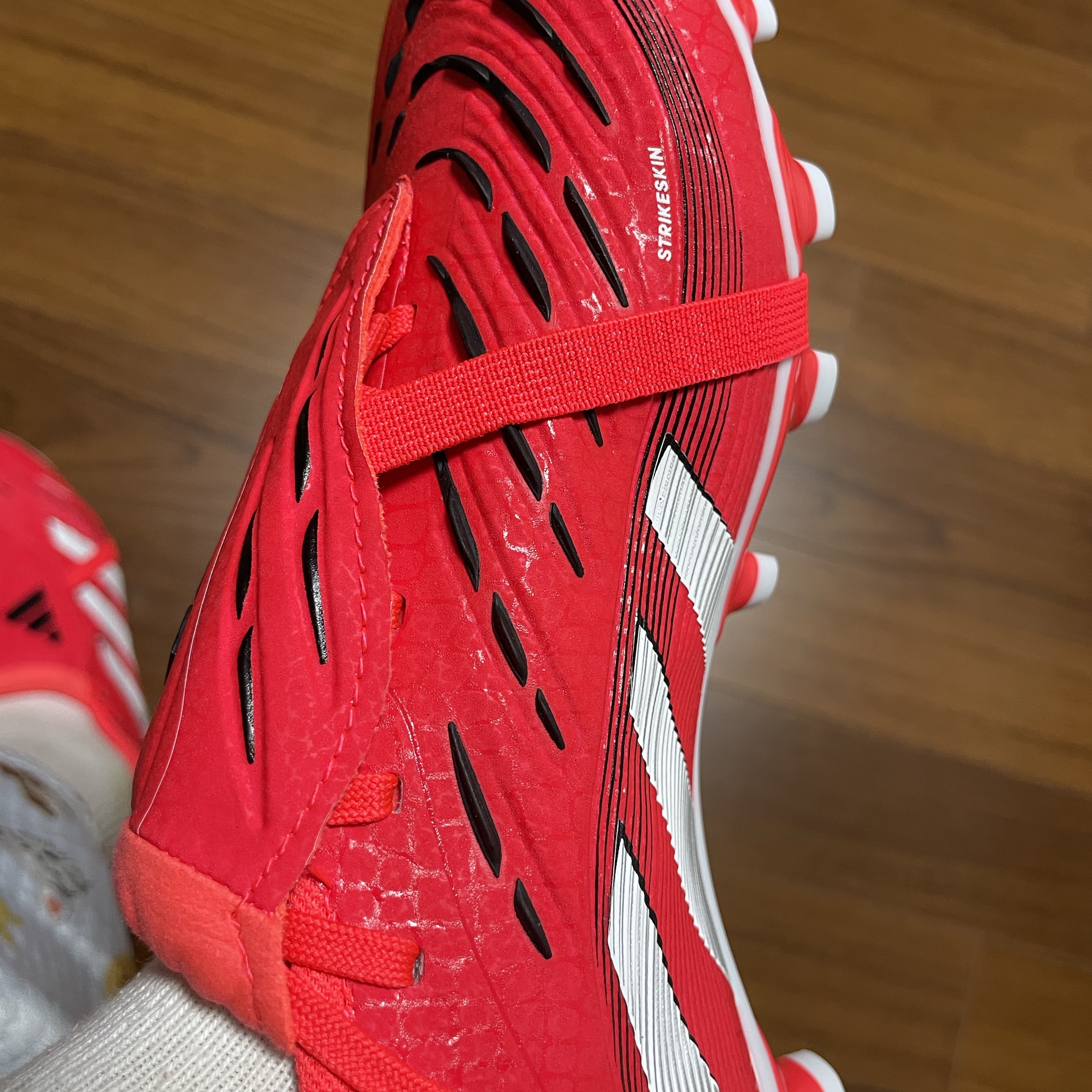 Adidas Predator Pro Foldover Tongue FG/MG Lucid Red Cloud White 착용 스타일 - 3