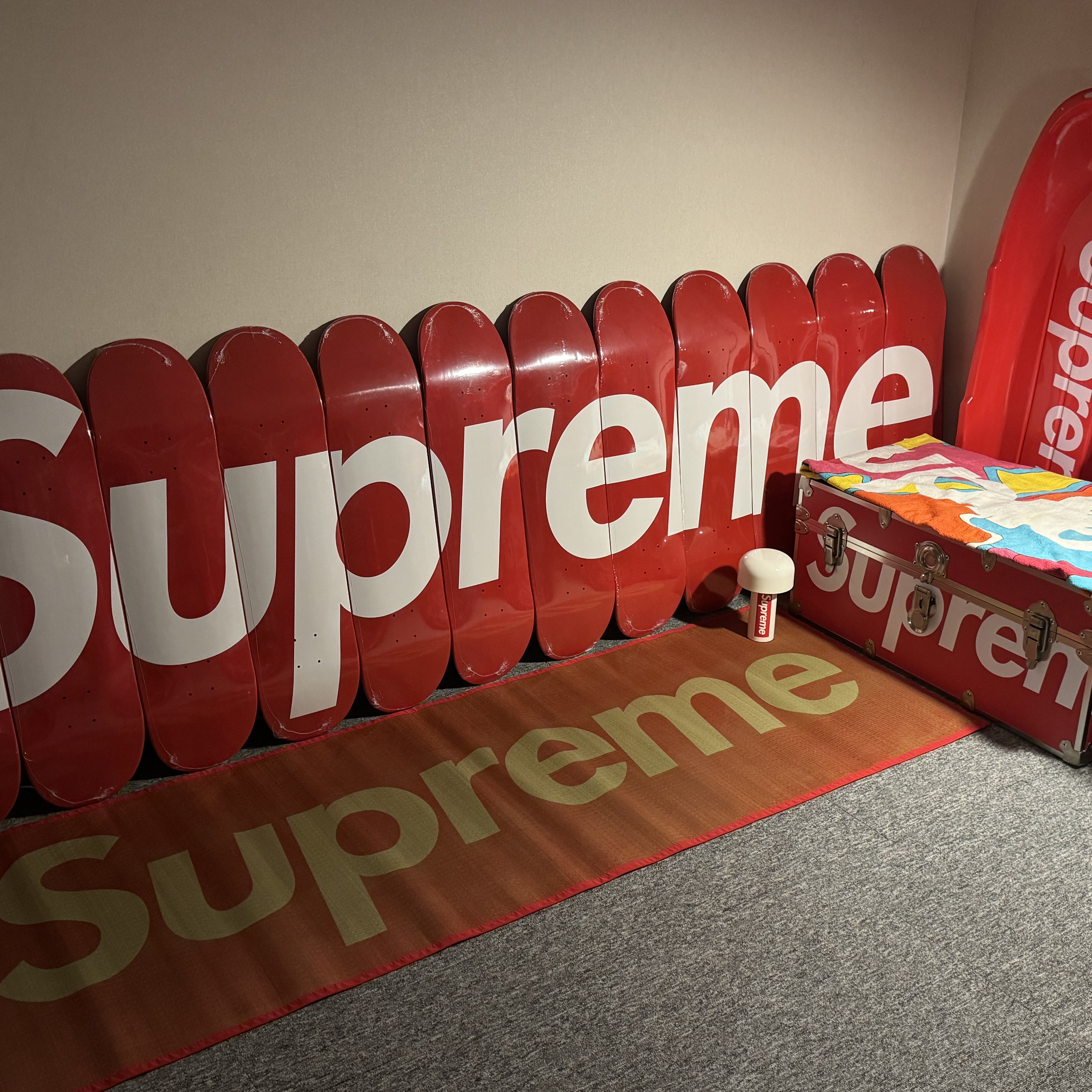 Supreme Box Logo Skateboards Red 8.25" x 32" (Set of 12) - 26SS, Supreme Woven Straw Mat Red - 20SS 착용 스타일