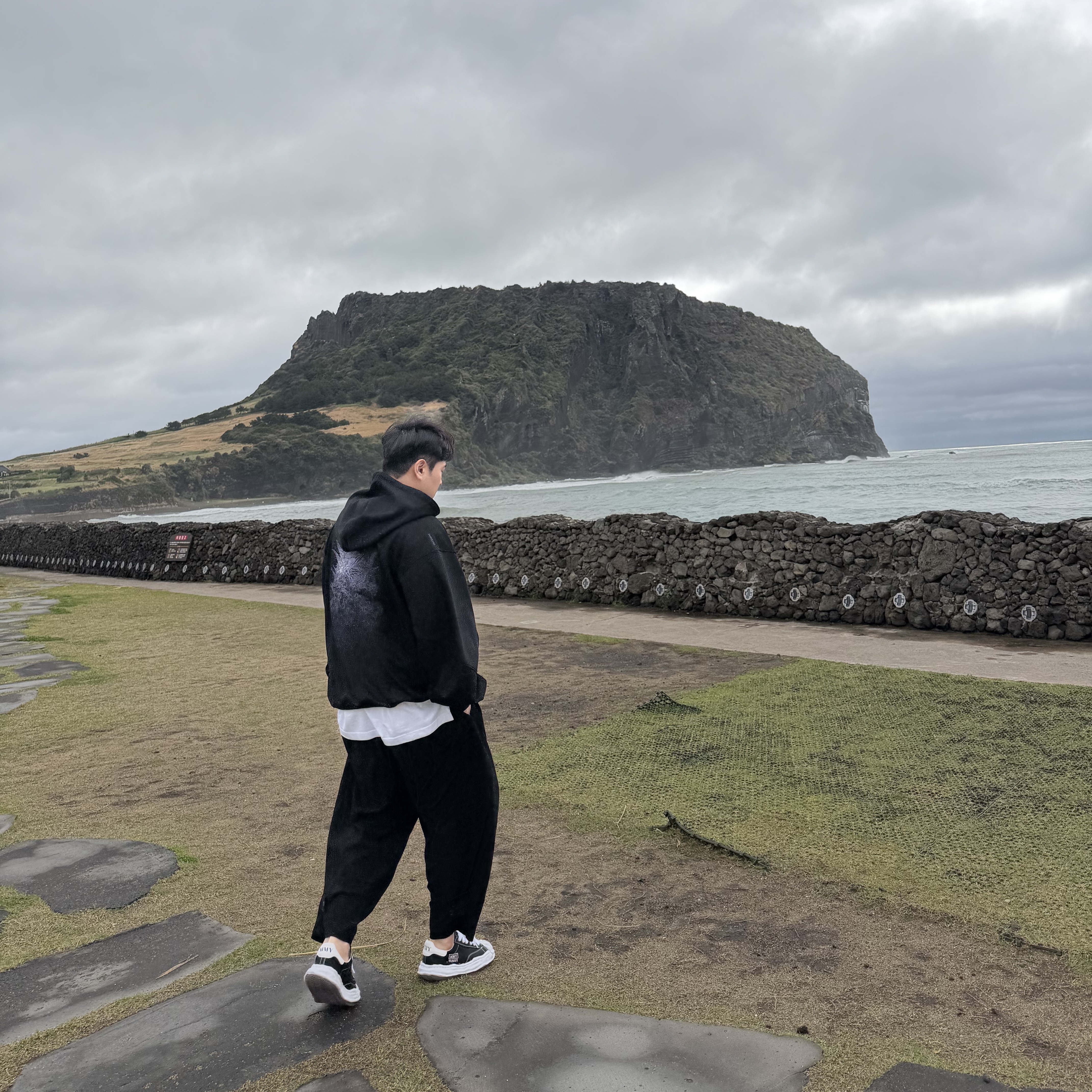 SONGZIO COLLECTION Archangel Meta Hood Zip Up Black, Maison Mihara Yasuhiro Blakey OG Sole Canvas Low-top Sneakers Black White 착용 스타일