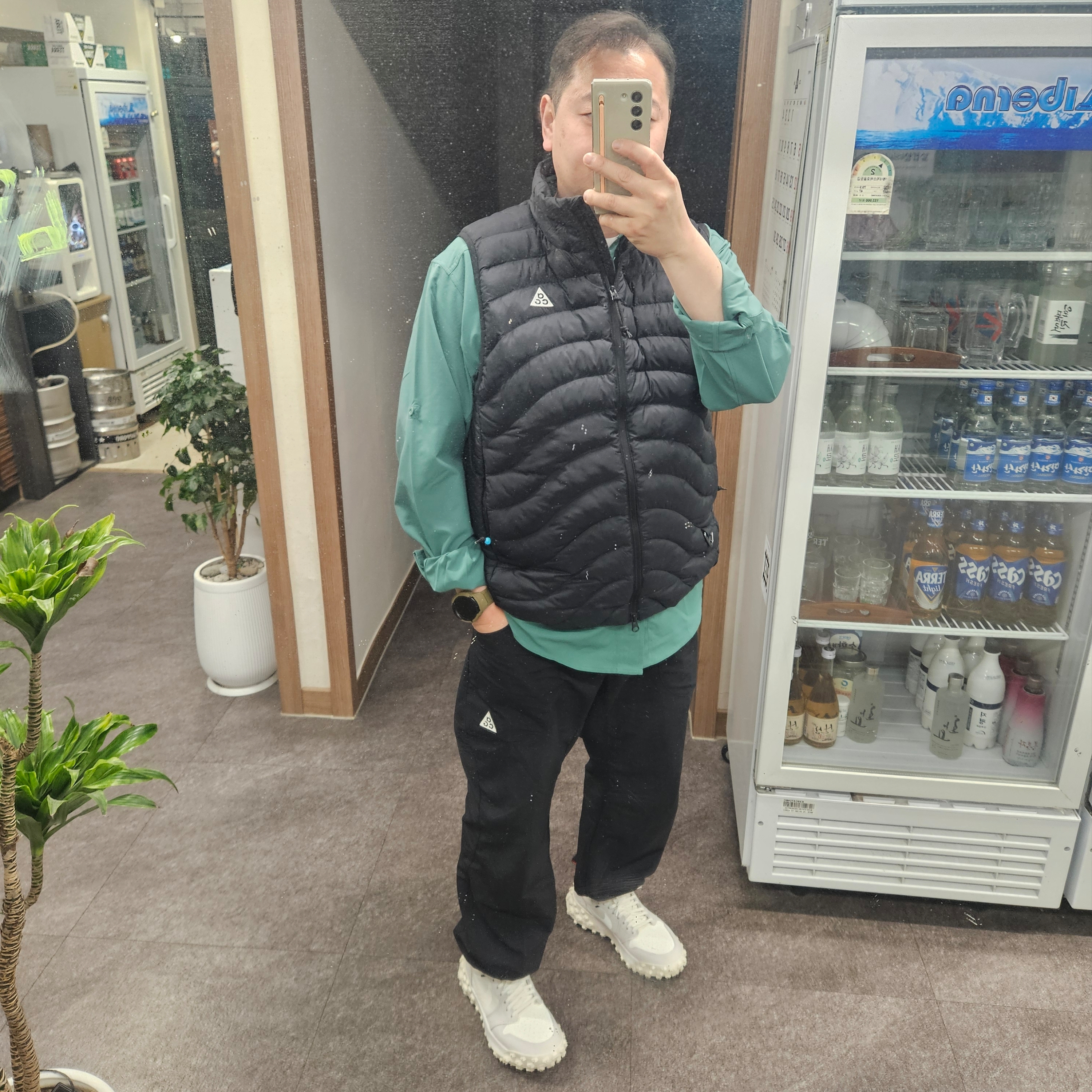 Nike ACG Dri-Fit UV Devastation Trail Shirt Bicoastal Vintage Green - Asia, Nike ACG Dolomiti Pants Black Summit White - Asia 착용 스타일