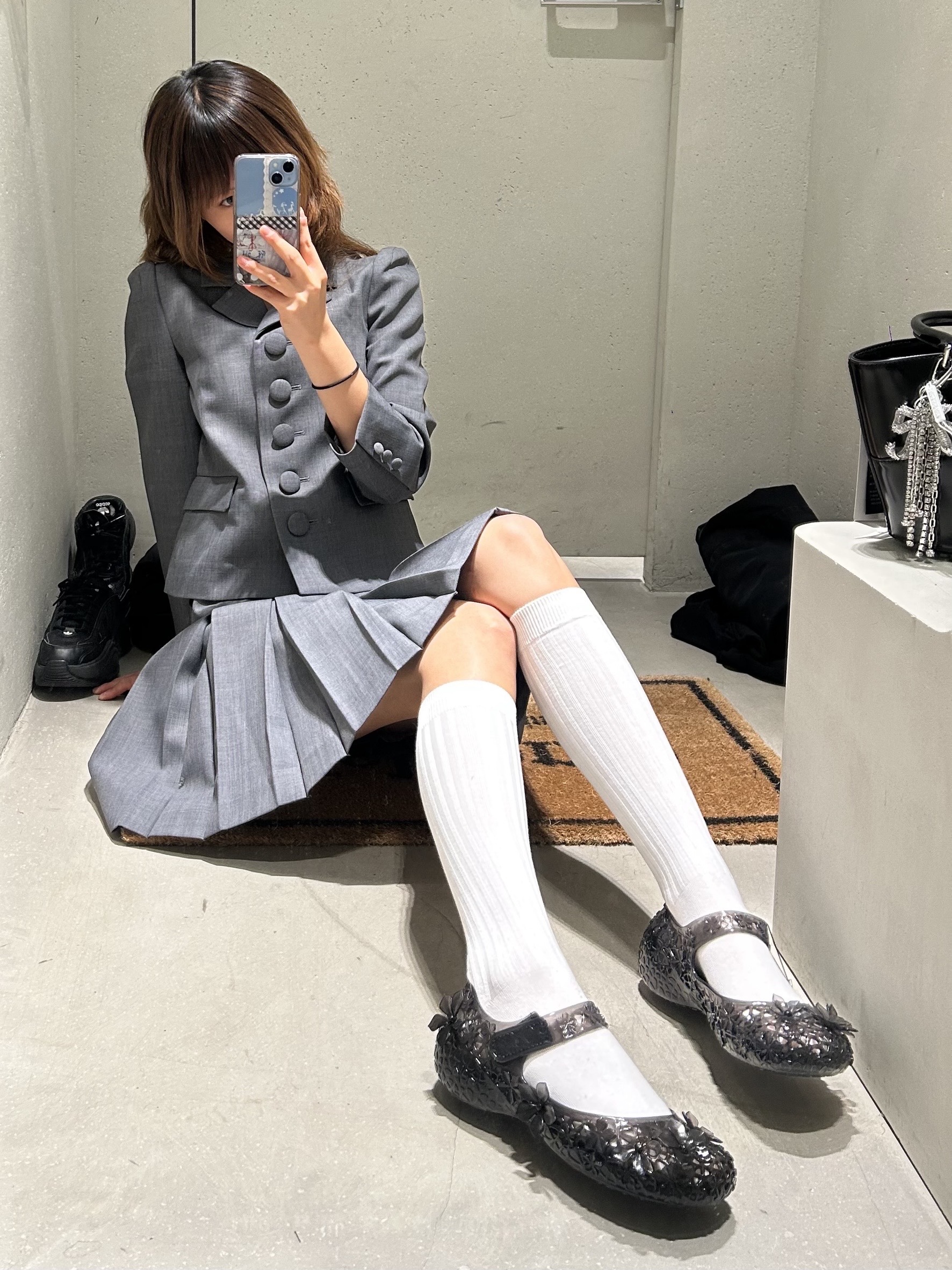 Shushu/Tong Women Low Waist Pleated Skirt Grey - 26SS, Melissa x Susan Fang Women Luna Bloom Sporty Ballerina Clear Black - 26SS 착용 스타일 - 3