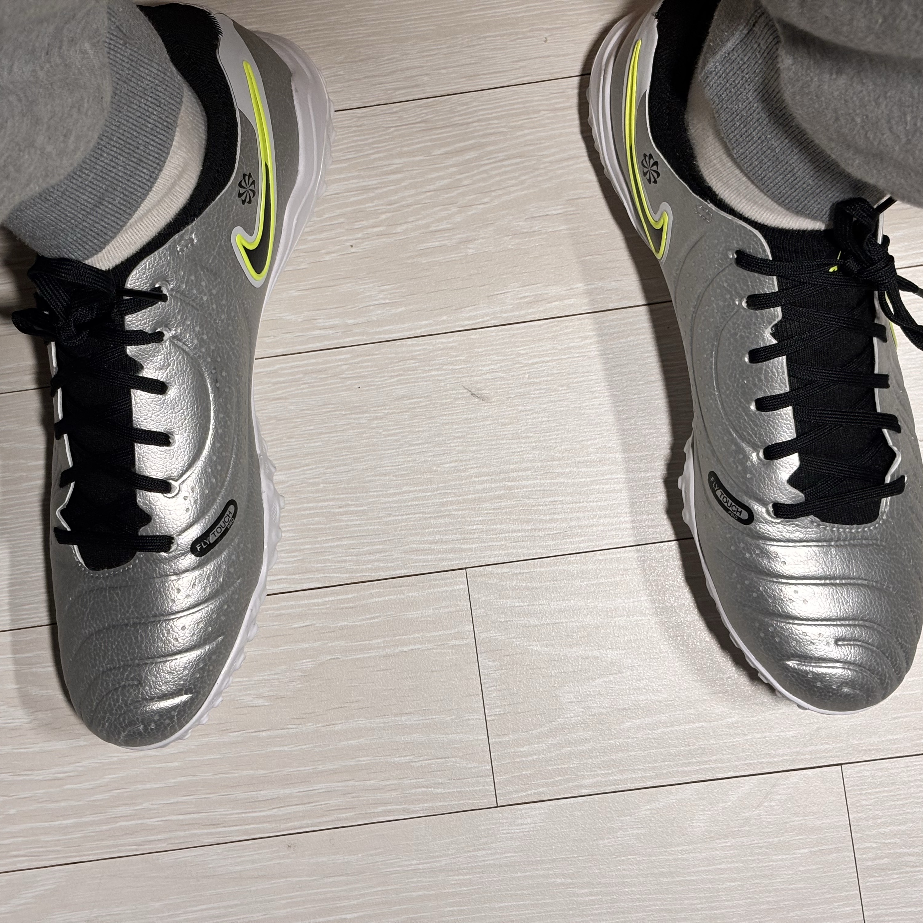 Nike Tiempo Legend 10 Pro TF Metallic Silver Volt 착용 스타일 - 2