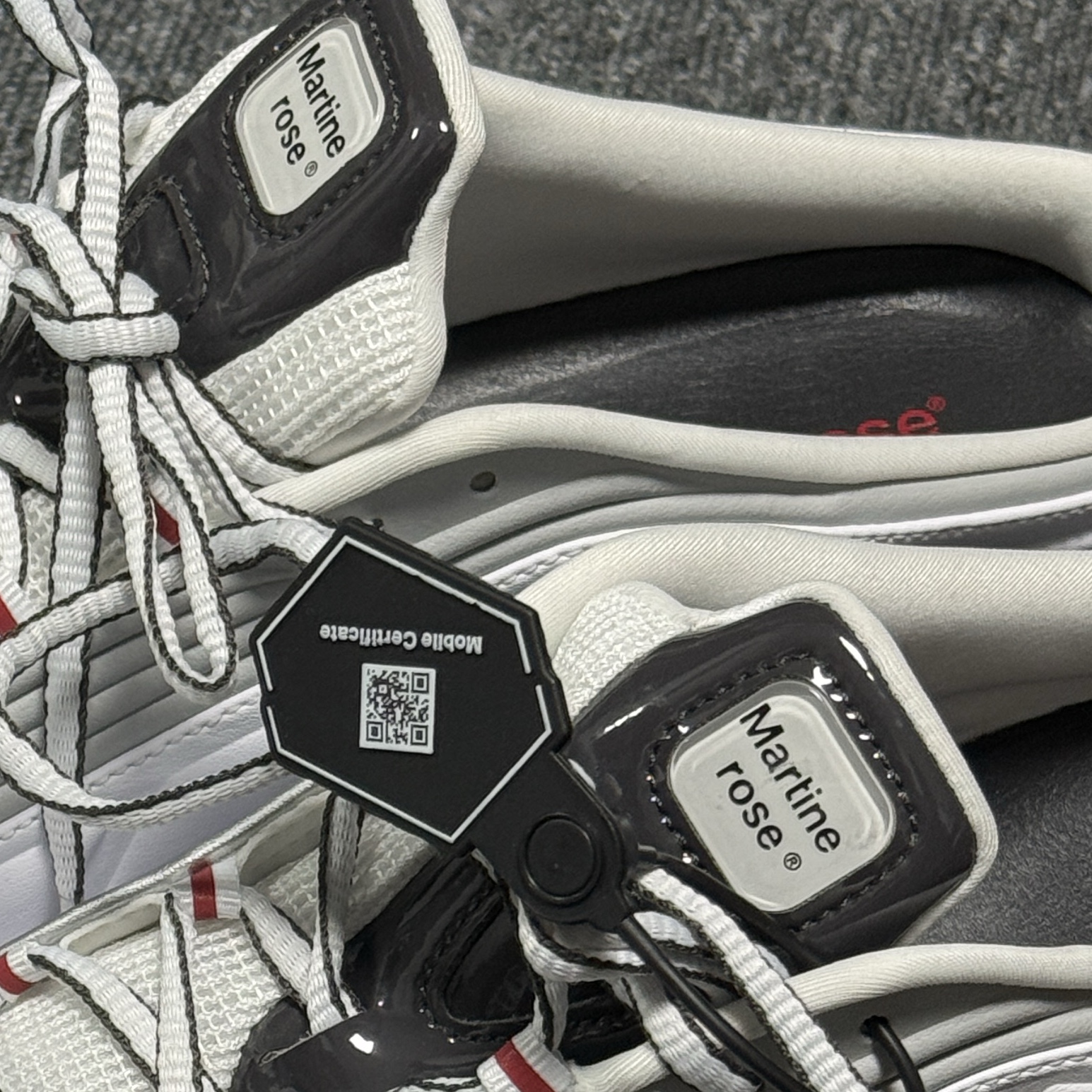 Nike x Martine Rose Shox MR4 White and Varsity Red 착용 스타일 - 2