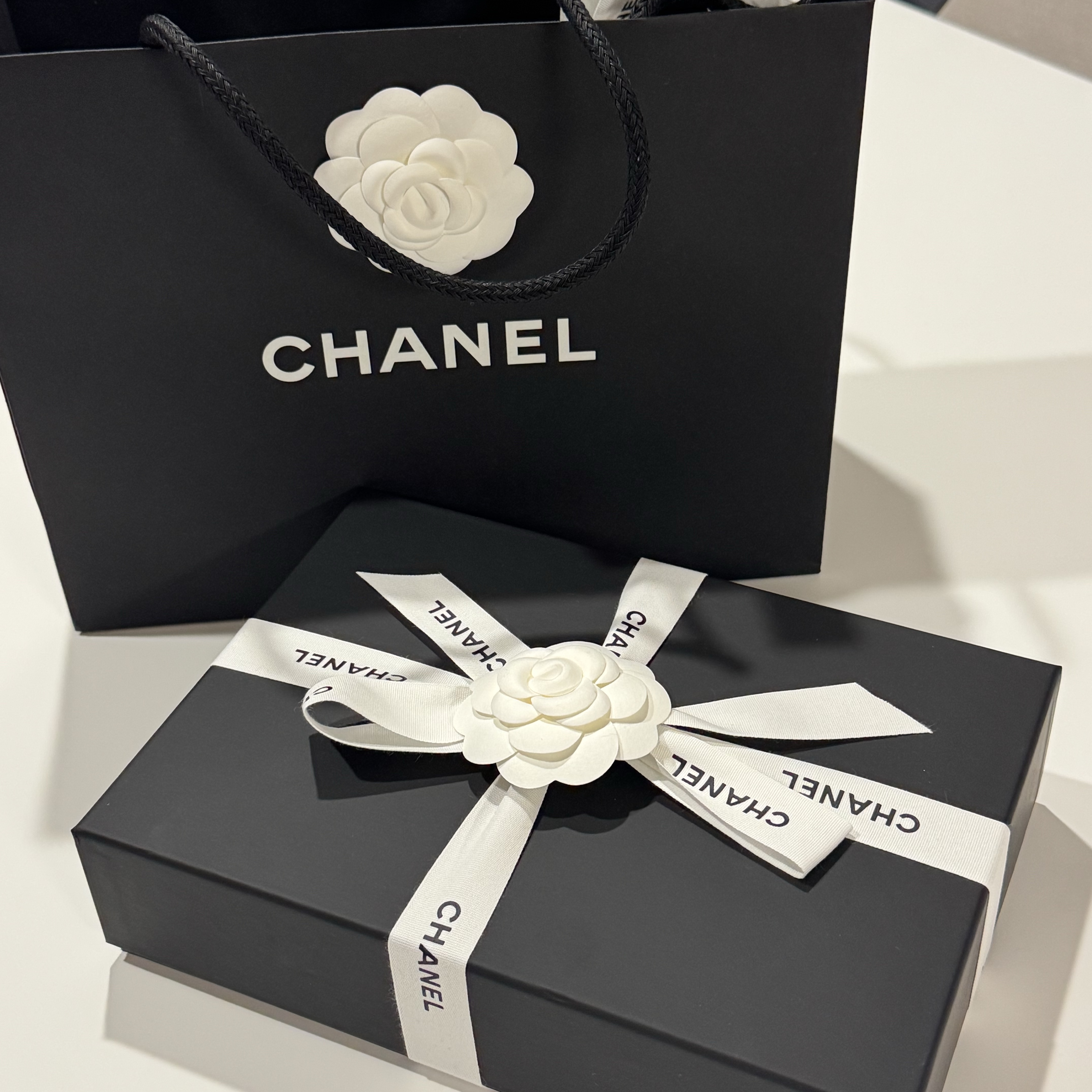 Chanel Wallet On Chain Lambskin & Gold Black 착용 스타일 - 5