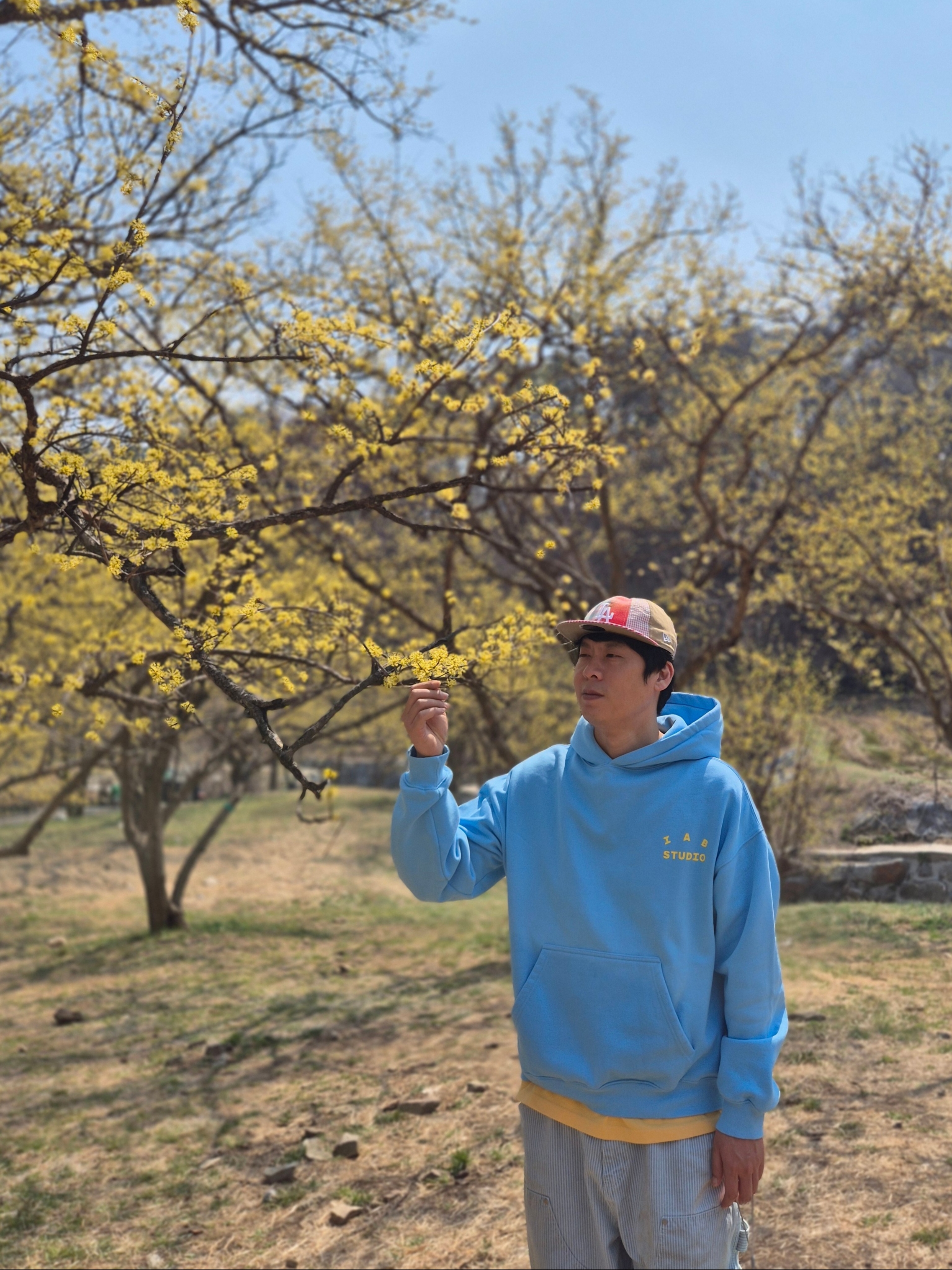IAB Studio Hoodie Sky Blue Lemon, Suade Stripe Double Knee Denim Blue 착용 스타일 - 3