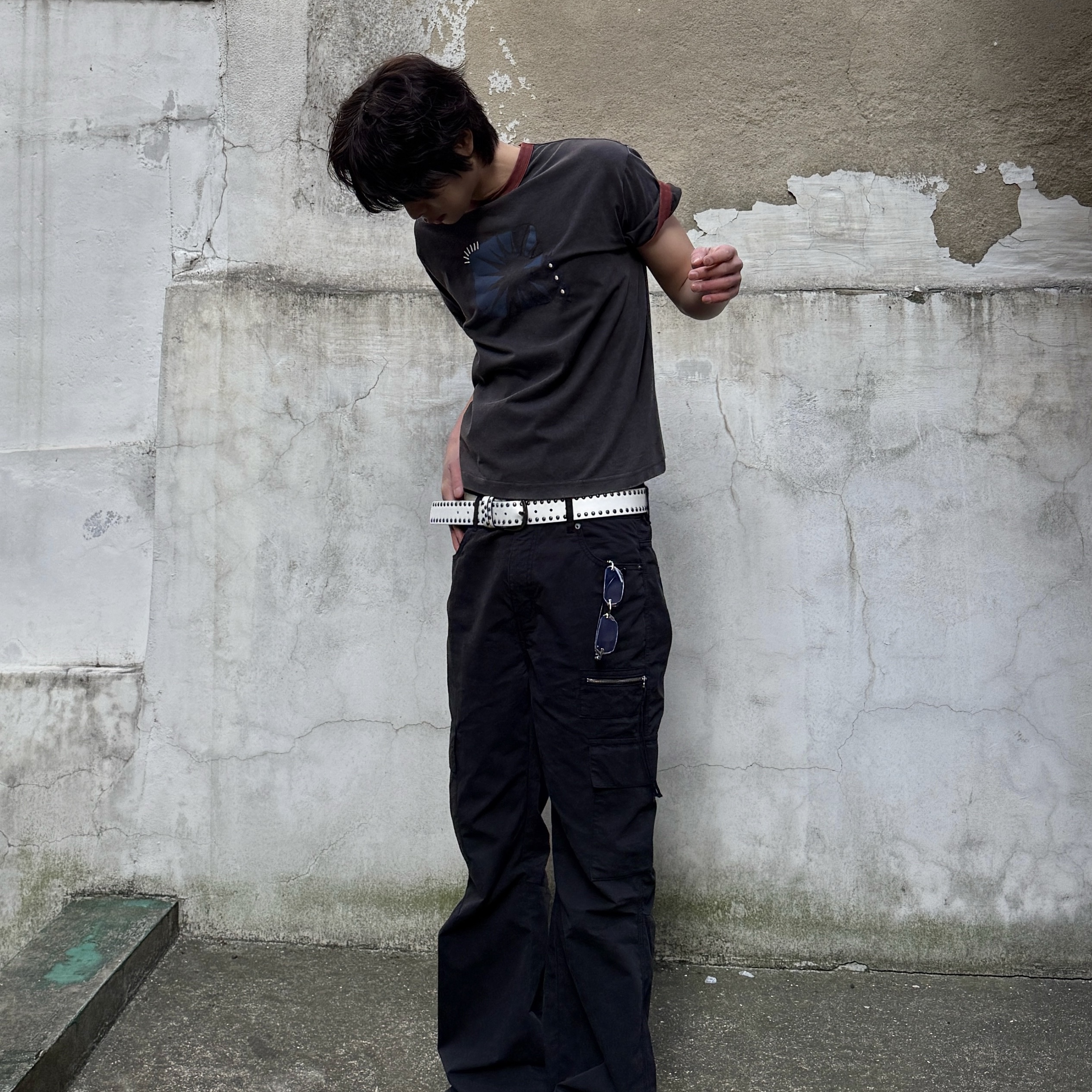 MAINBOOTH Sun Trace T-shirt Charcoal 착용 스타일 - 4