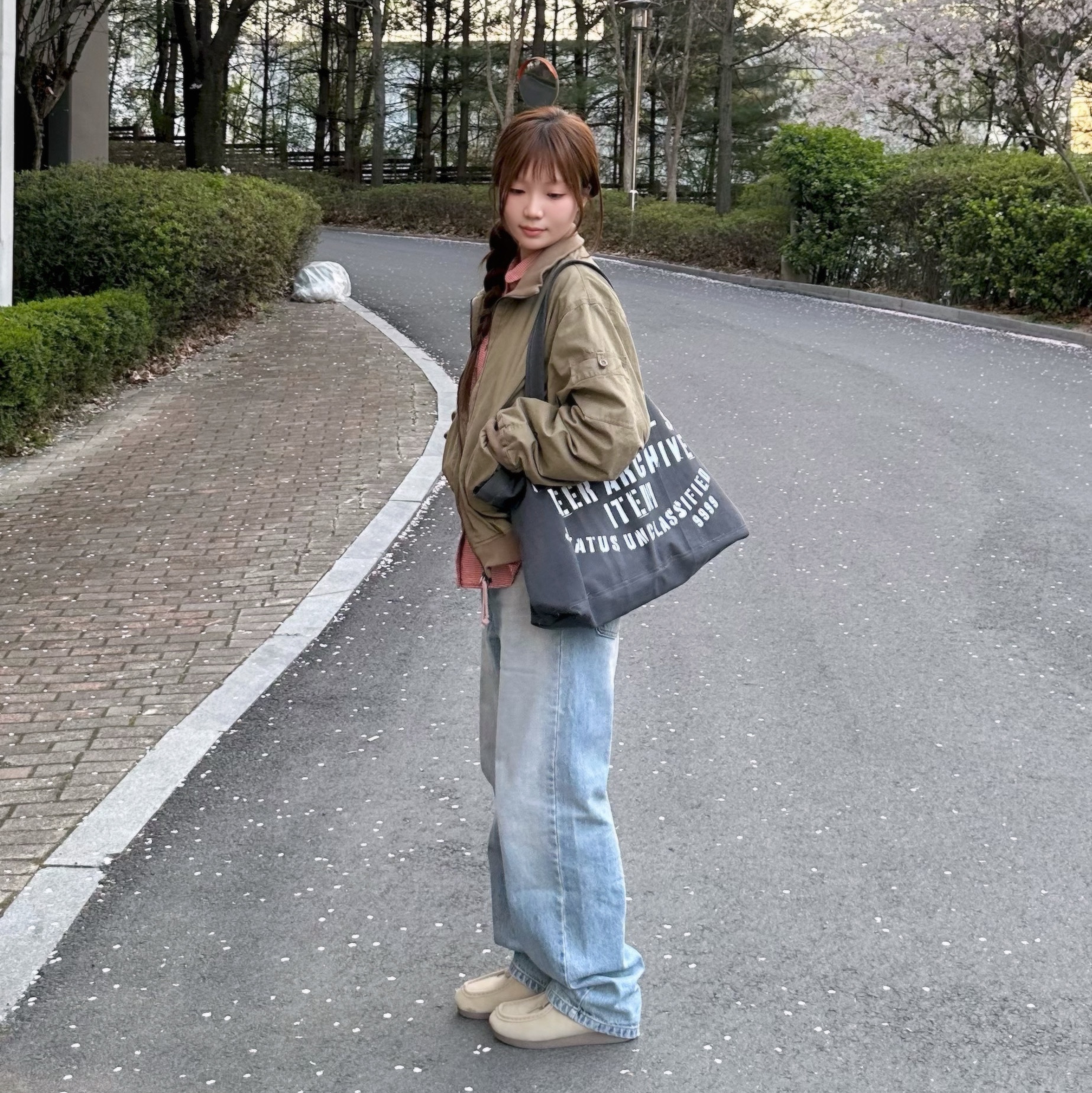 COYSEIO Dusty Cotton Bomber Jacket Beige 착용 스타일 - 4