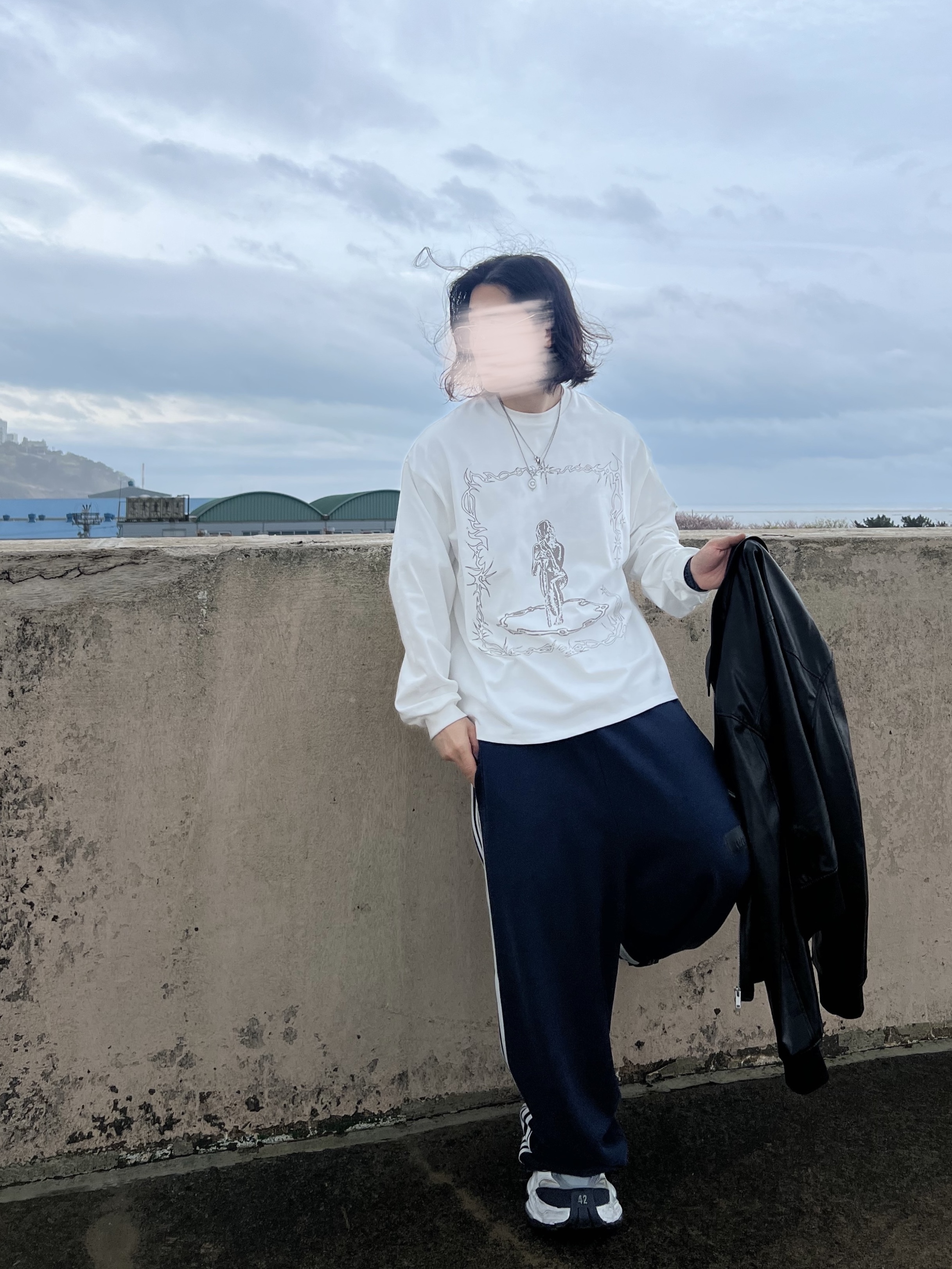 Balenciaga Cargo Sneakers White Grey 착용 스타일 - 3