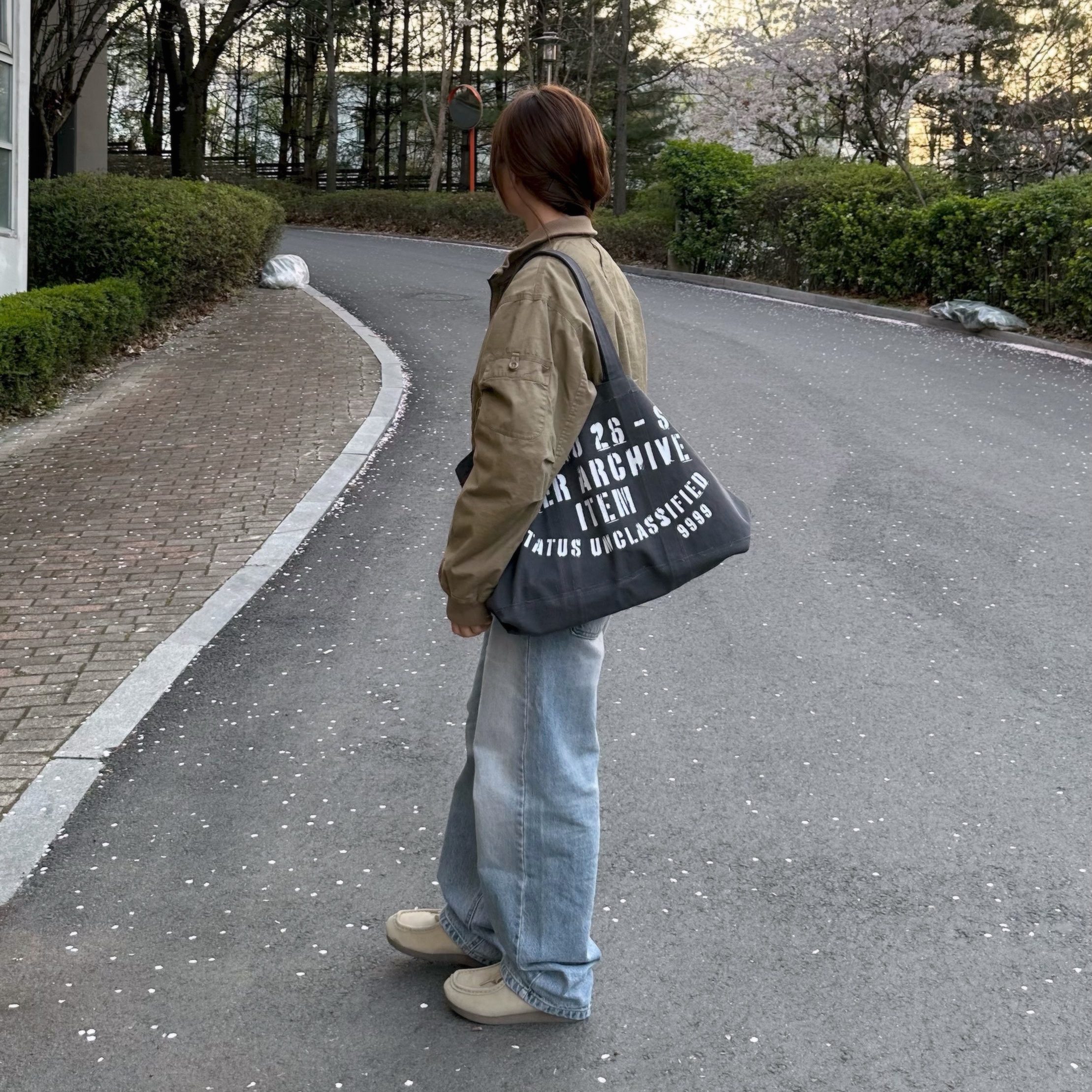 COYSEIO Dusty Cotton Bomber Jacket Beige 착용 스타일 - 5