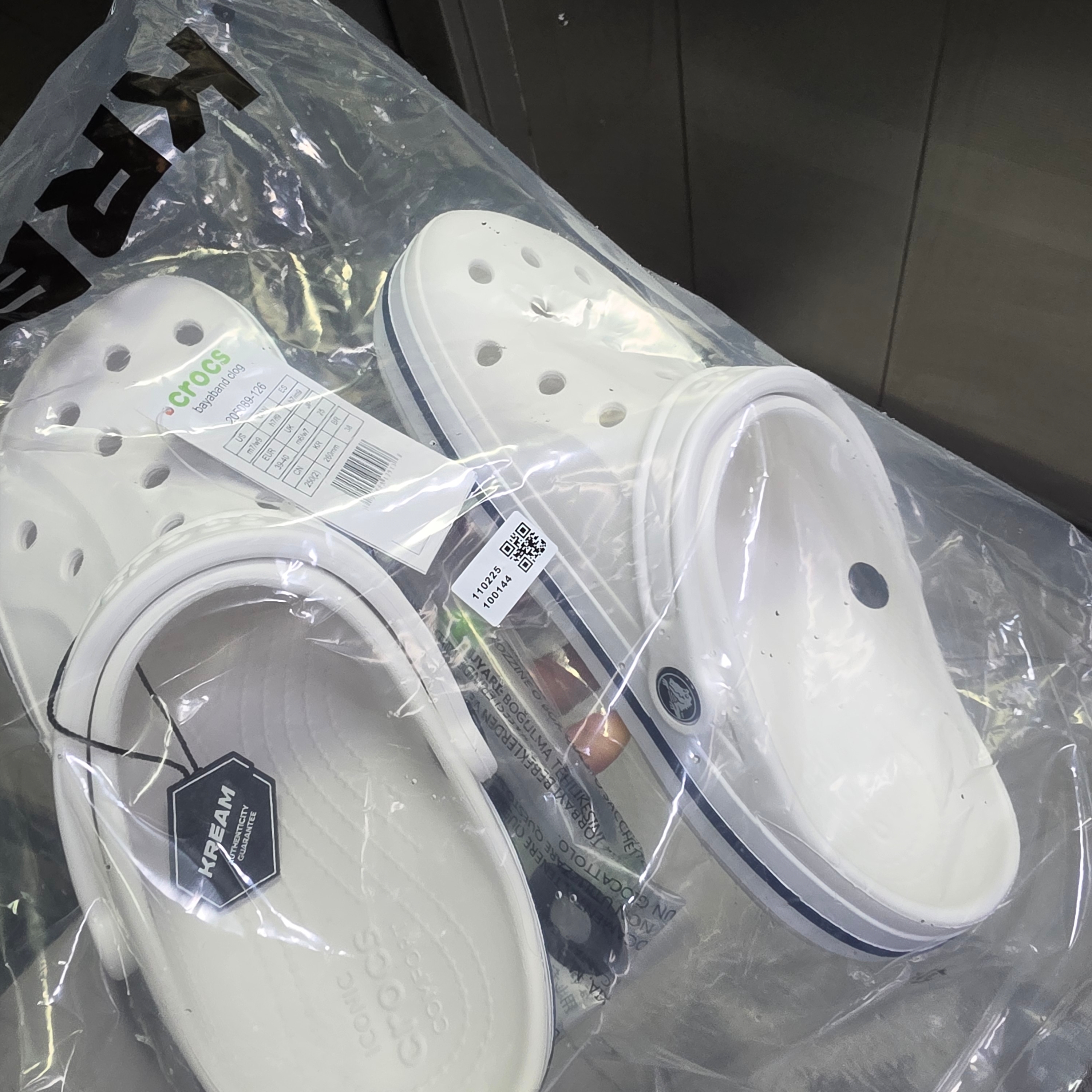 Crocs Bayaband Clog White Navy 착용 스타일