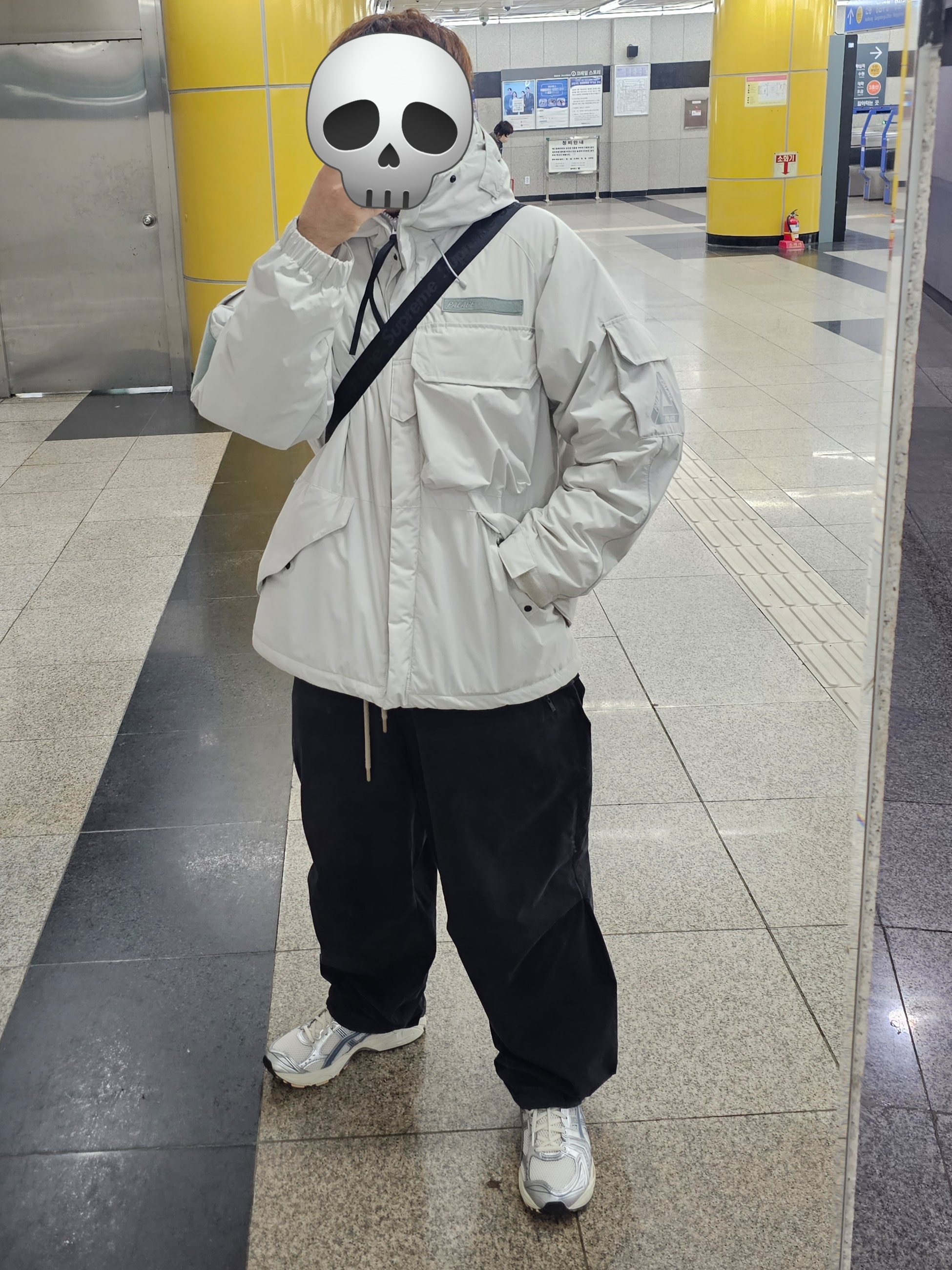 Palace PCWCS Hooded Jacket Ice Grey - 24FW, Essentials The Black Collection Relaxed Trousers Black - 23SS 착용 스타일